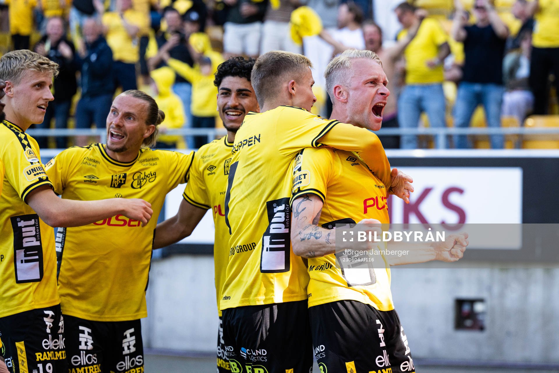 Elfsborgs Johan Larsson jublar med lagkamrater
