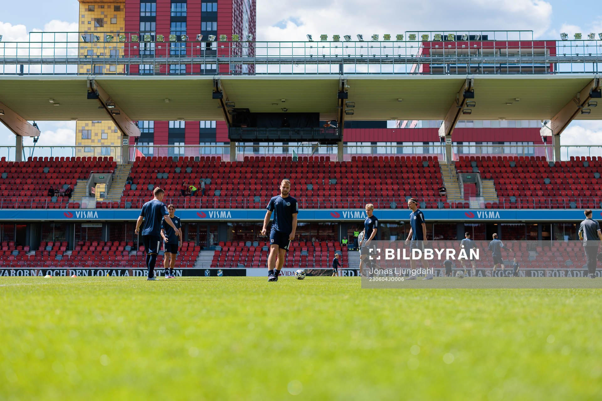 Utsiktens spelare värmer upp före fotbollsmatchen i