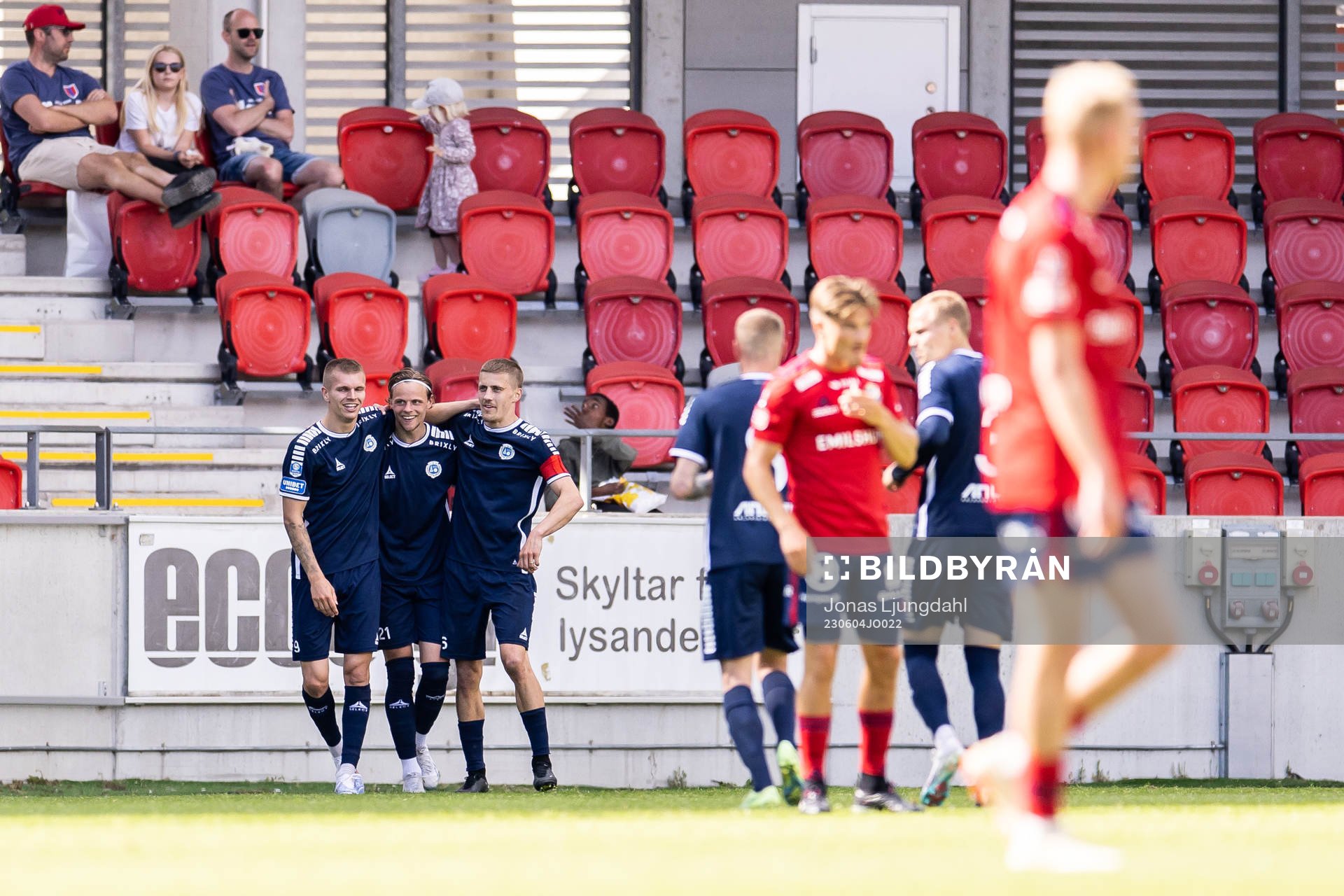 Utsiktens Lucas Hedlund jublar med lagkamrater