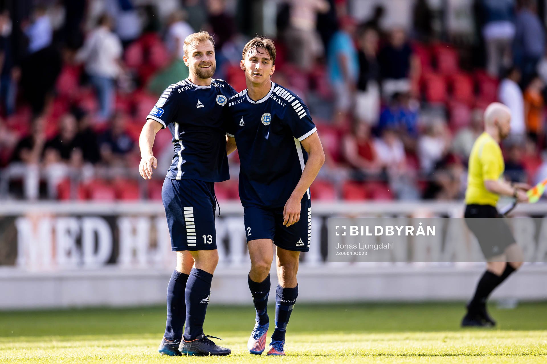 Utsiktens Erik Gunnarsson och Wilhelm Nilsson jublar efter fotbollsmatchen i Superettan mellan Öster och Utsikten den 4 juni 2023 i Växjö. 