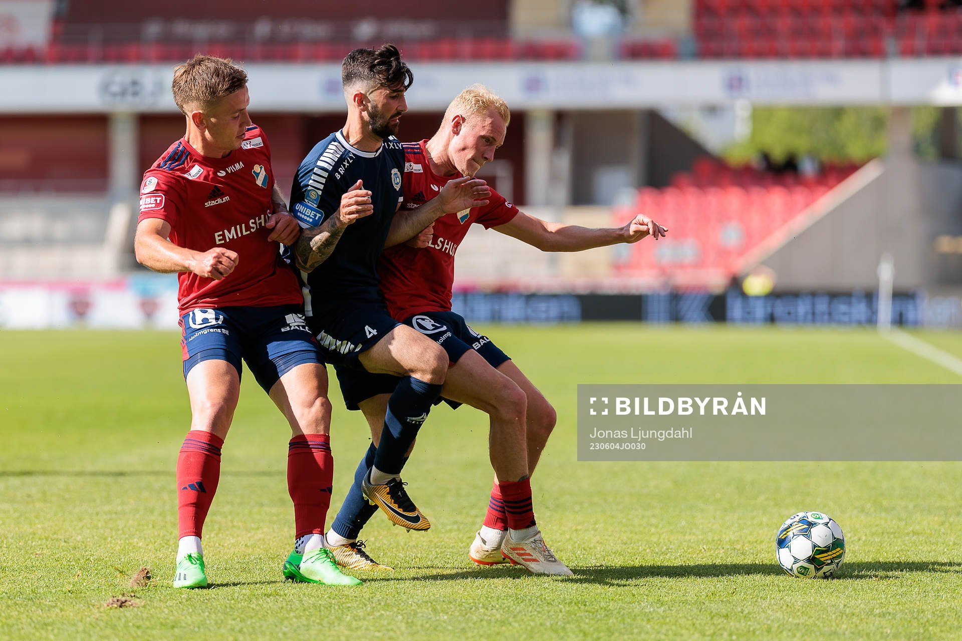 Utsiktens Allan Mohideen mellan Östers Runar Thor