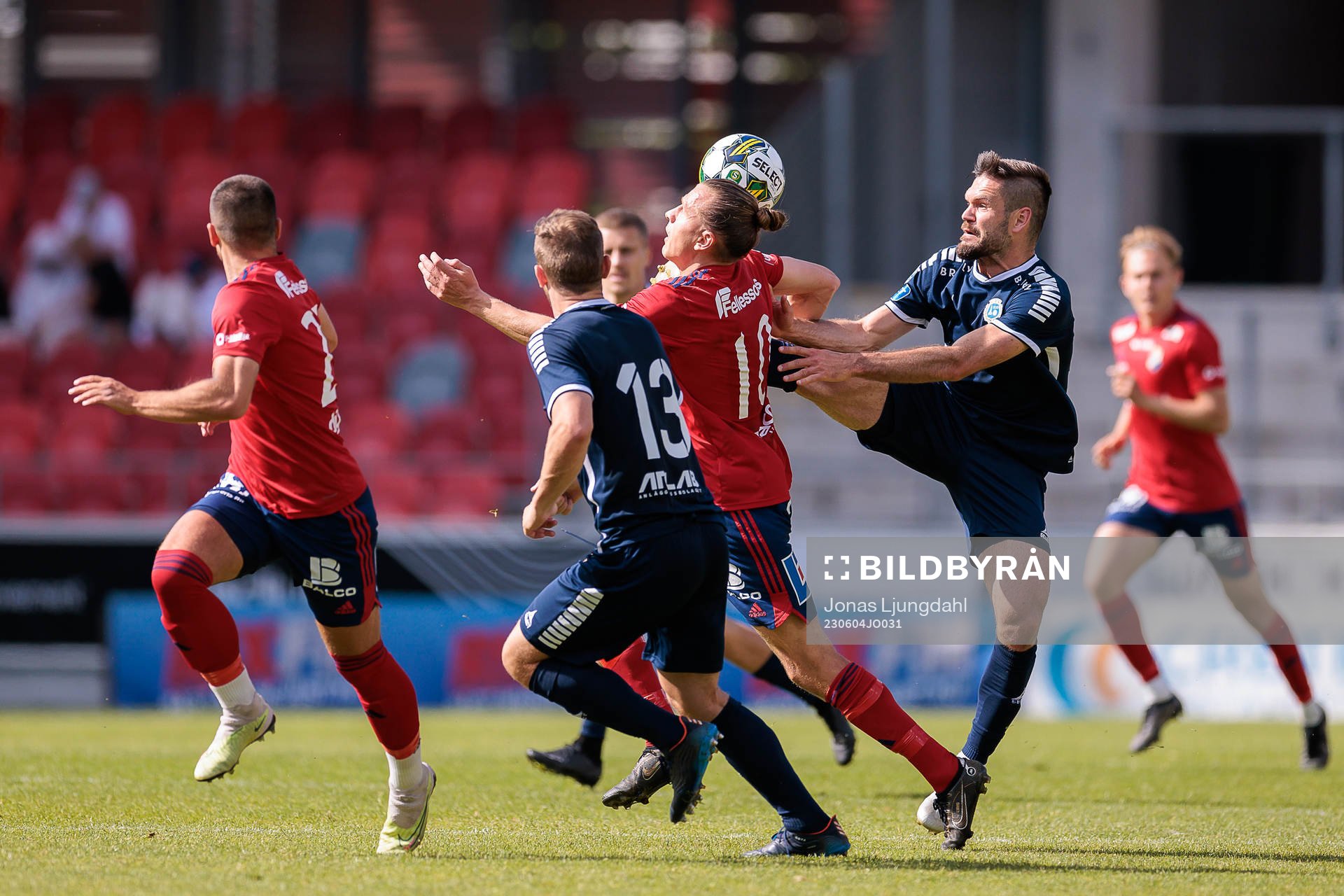 Östers Jesper Jonasson Westermark och Utsiktens Ivo Pekalski under fotbollsmatchen i Superettan mellan Öster och Utsikten den 4 juni 2023 i Växjö. 