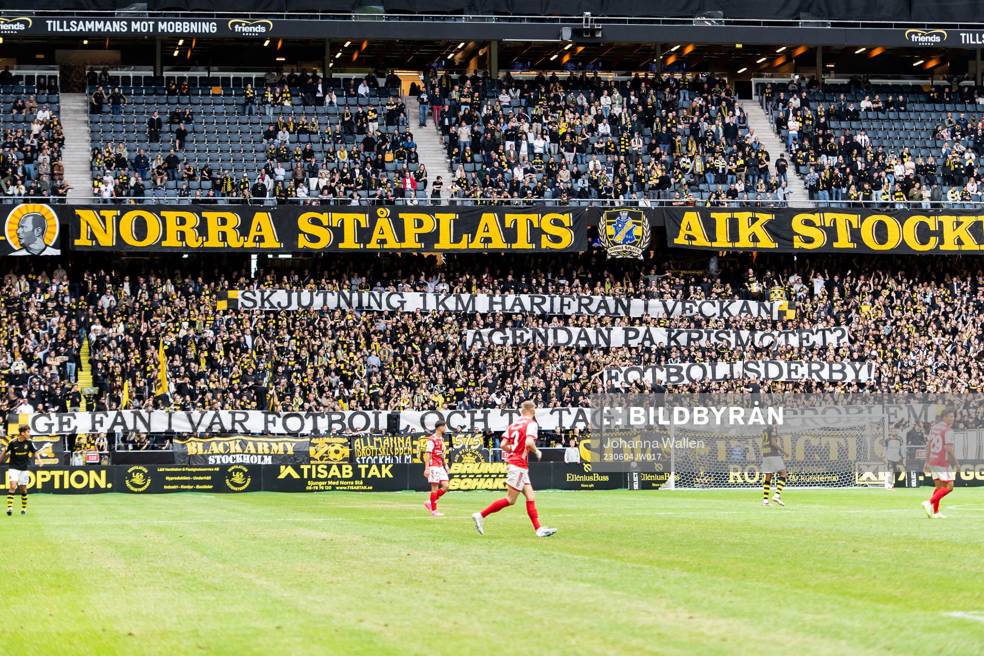 AIKs supportrar med en banderoll