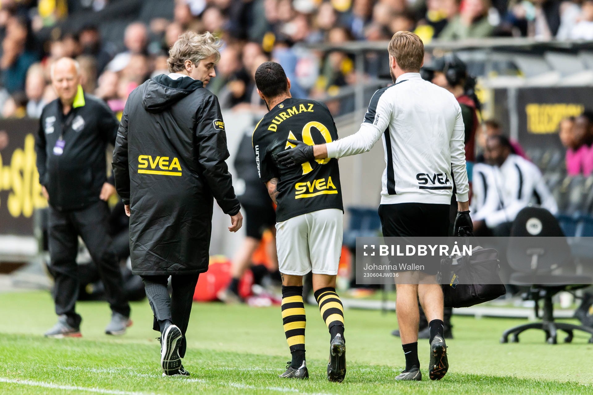 AIKs Jimmy Durmaz har ont och lämnar planen