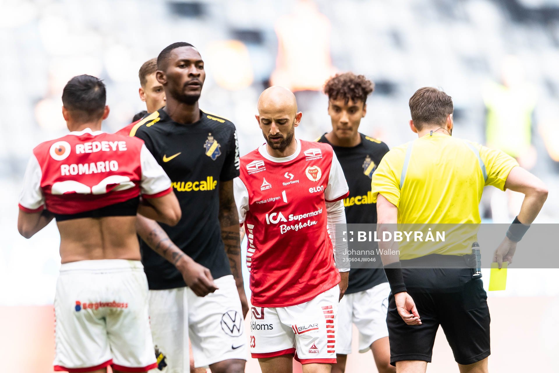 Kalmars Robert Gojani får ett gult kort