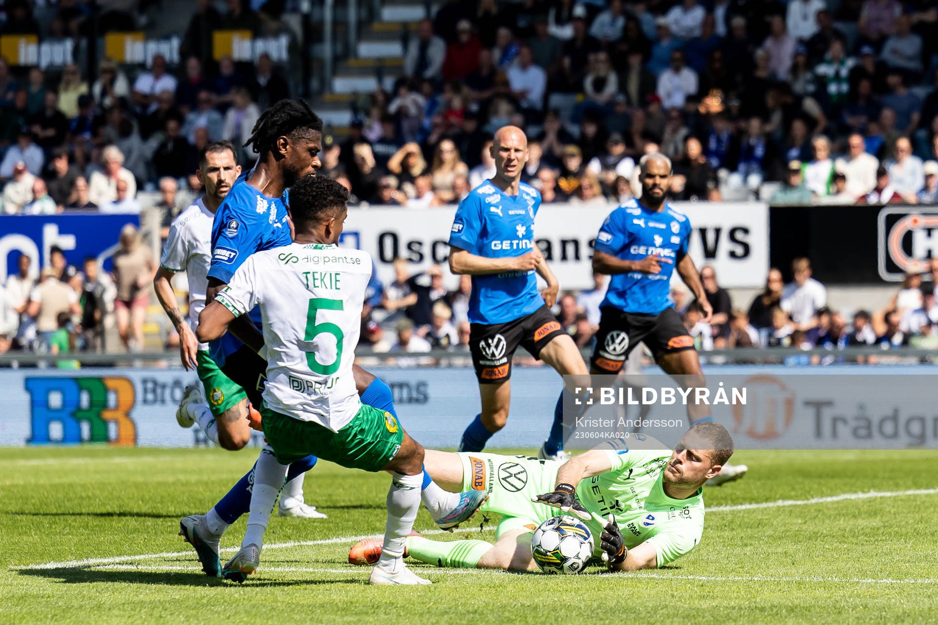 Hammarbys Tesfaldet Tekie med en målchans mot Halmstads