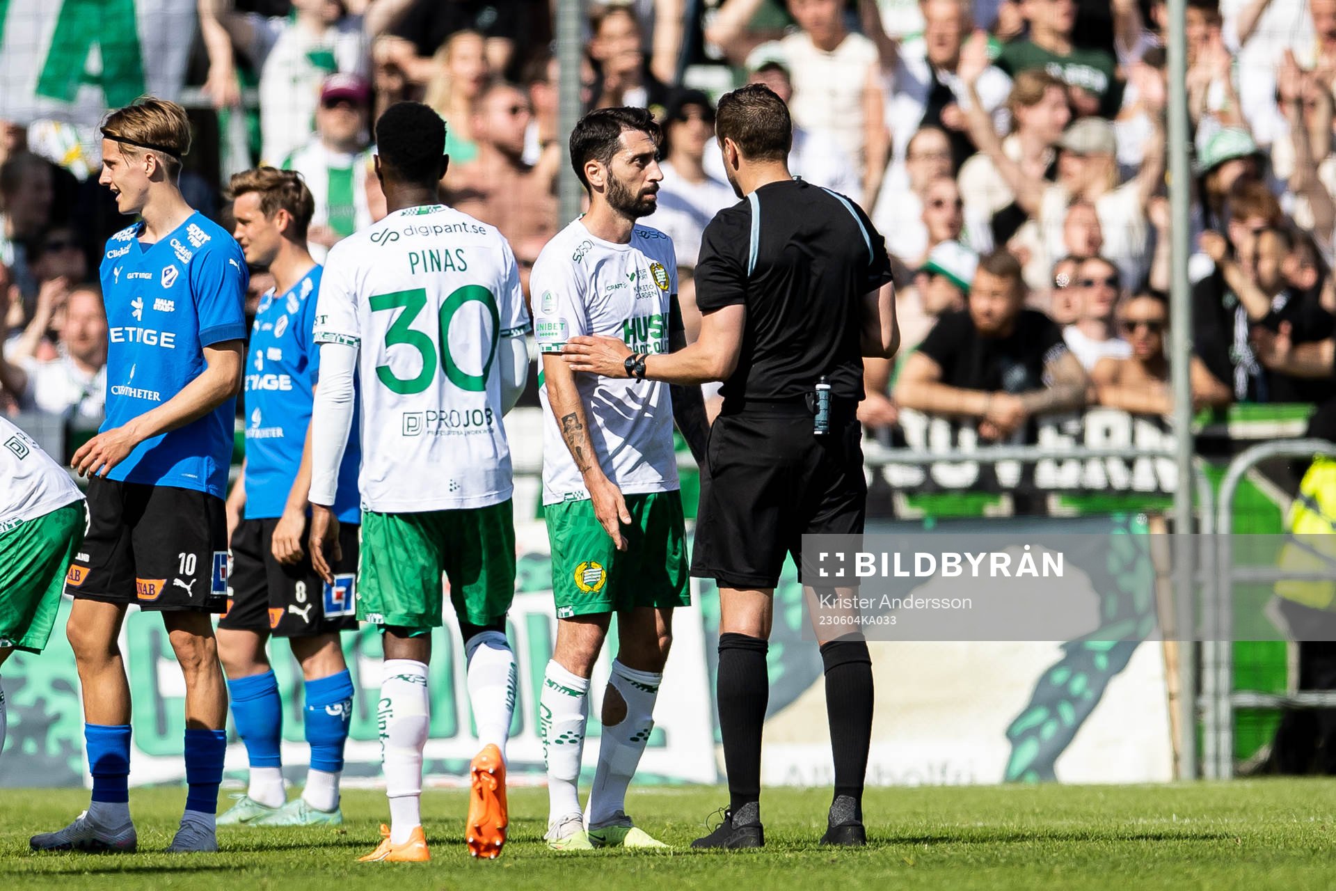 Hammarbys Nahir Besara i diskussion med Domare Victor Wolf