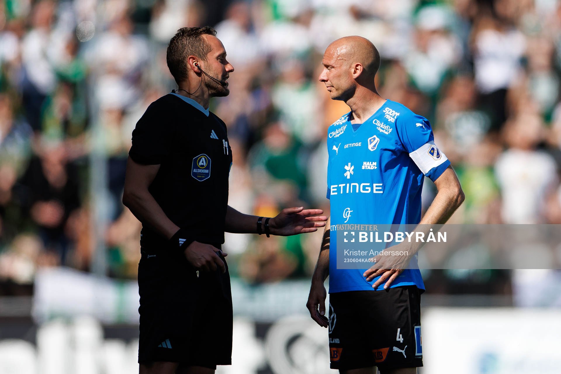 Domare Victor Wolf och Halmstads Andreas Johansson under fotbollsmatchen i Allsvenskan mellan Halmstad och Hammarby den 4 juni 2023 i Halmstad. 