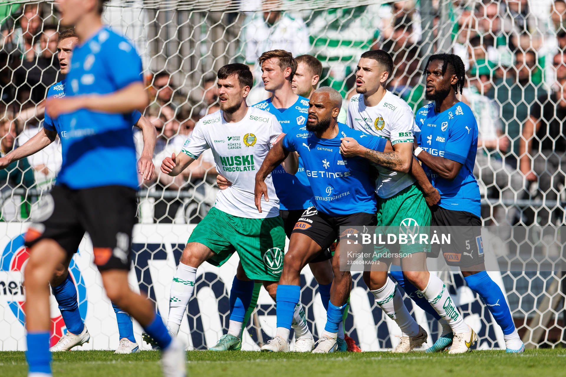 Halmstads Phil Ofosu-Ayeh och Hammarbys Edvin Kurtulus