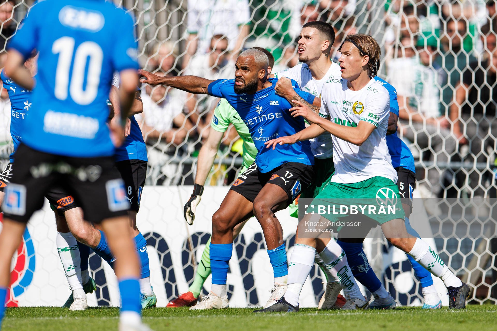 Halmstads Phil Ofosu-Ayeh i kamp med Hammarbys Edvin Kurtulus och Markus Karlsson under fotbollsmatchen i Allsvenskan mellan Halmstad och Hammarby den 4 juni 2023 i Halmstad.