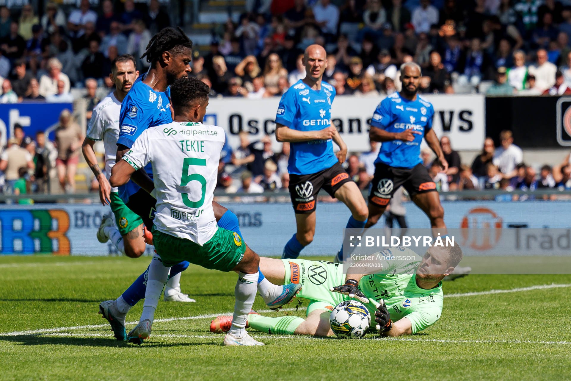 Hammarbys Tesfaldet Tekie och Halmstads målvakt Malkolm
