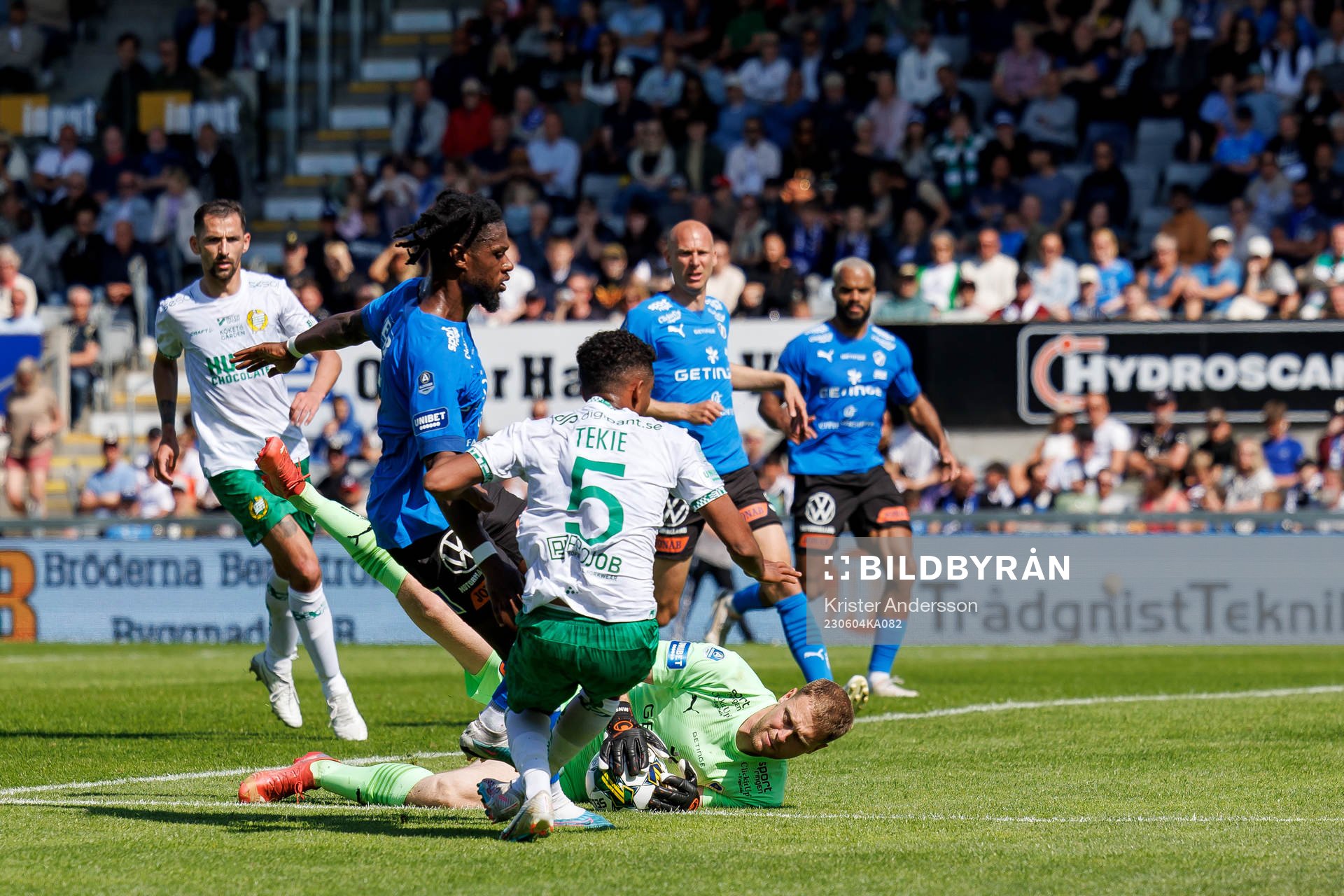 Hammarbys Tesfaldet Tekie och Halmstads målvakt Malkolm