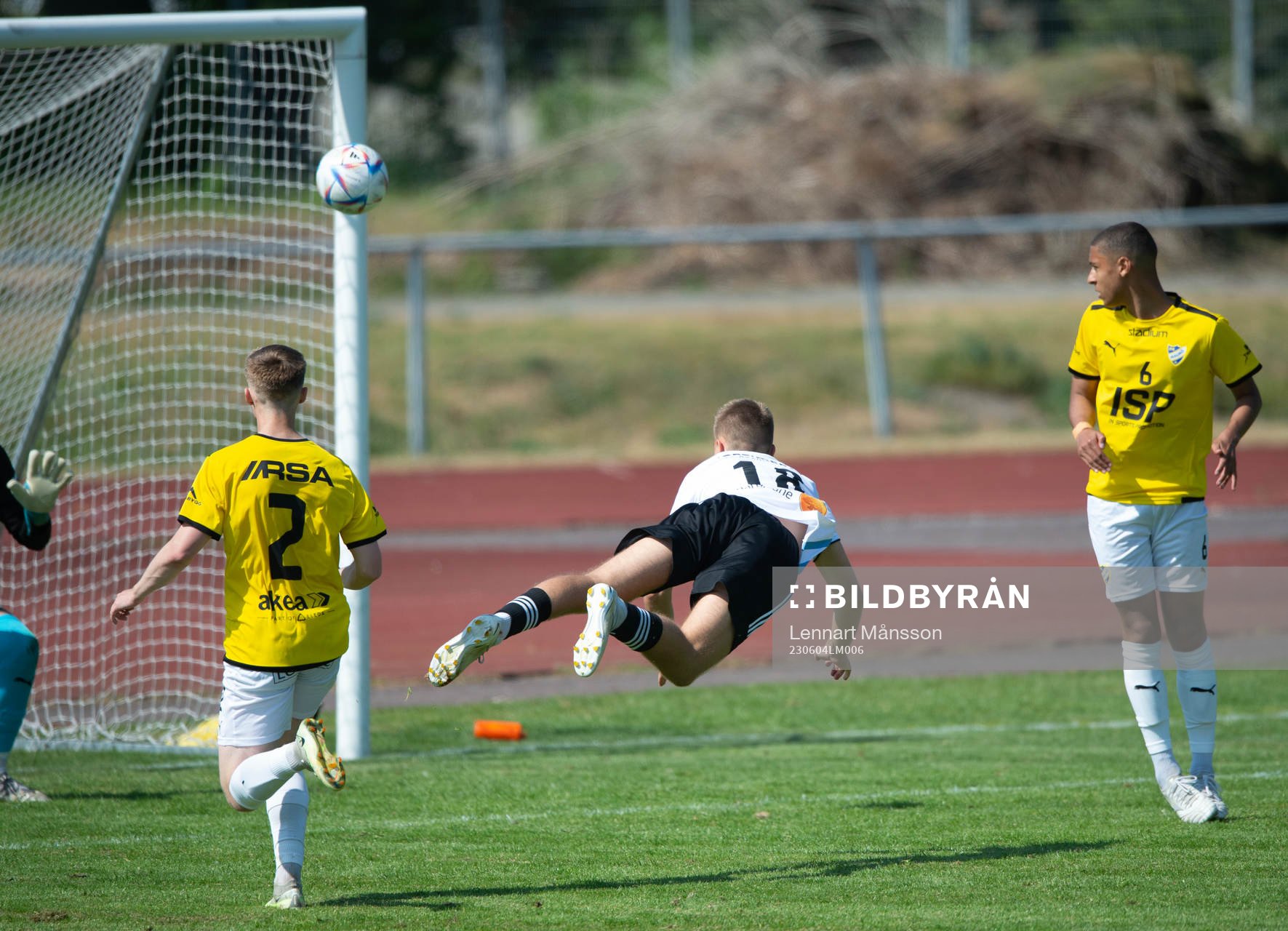 IFK Hässleholms André Gustafson nickar mot krysset och målvakten gör en otrolig räddning i matchen i division 2 mellan IFK Malmö och IFK Hässleholm i Malmö 4 juni 2023.