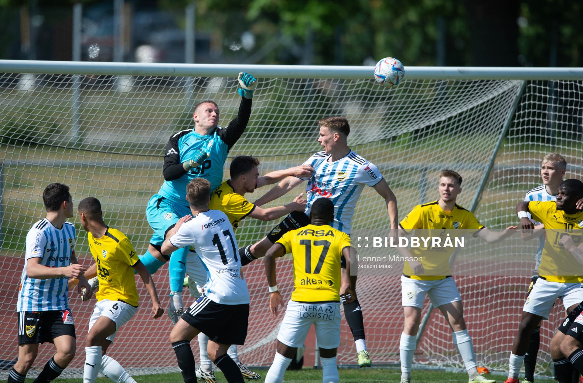 IFK Malmös målvakt Max Rundqvist räddar framför  IFK