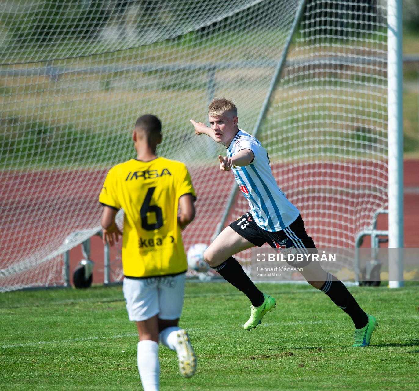 IFK Hässleholms Linus Roslund har kvitterat till 2-2 och jublar i matchen i division 2 mellan IFK Malmö och IFK Hässleholm i Malmö 4 juni 2023.