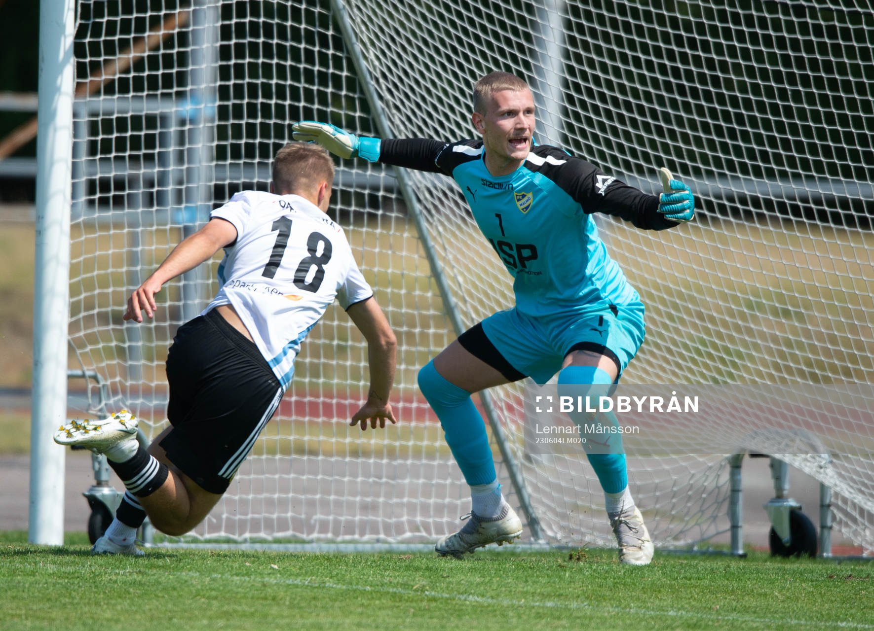 IFK Hässleholms André Gustafson och IFK Malmös målvakt