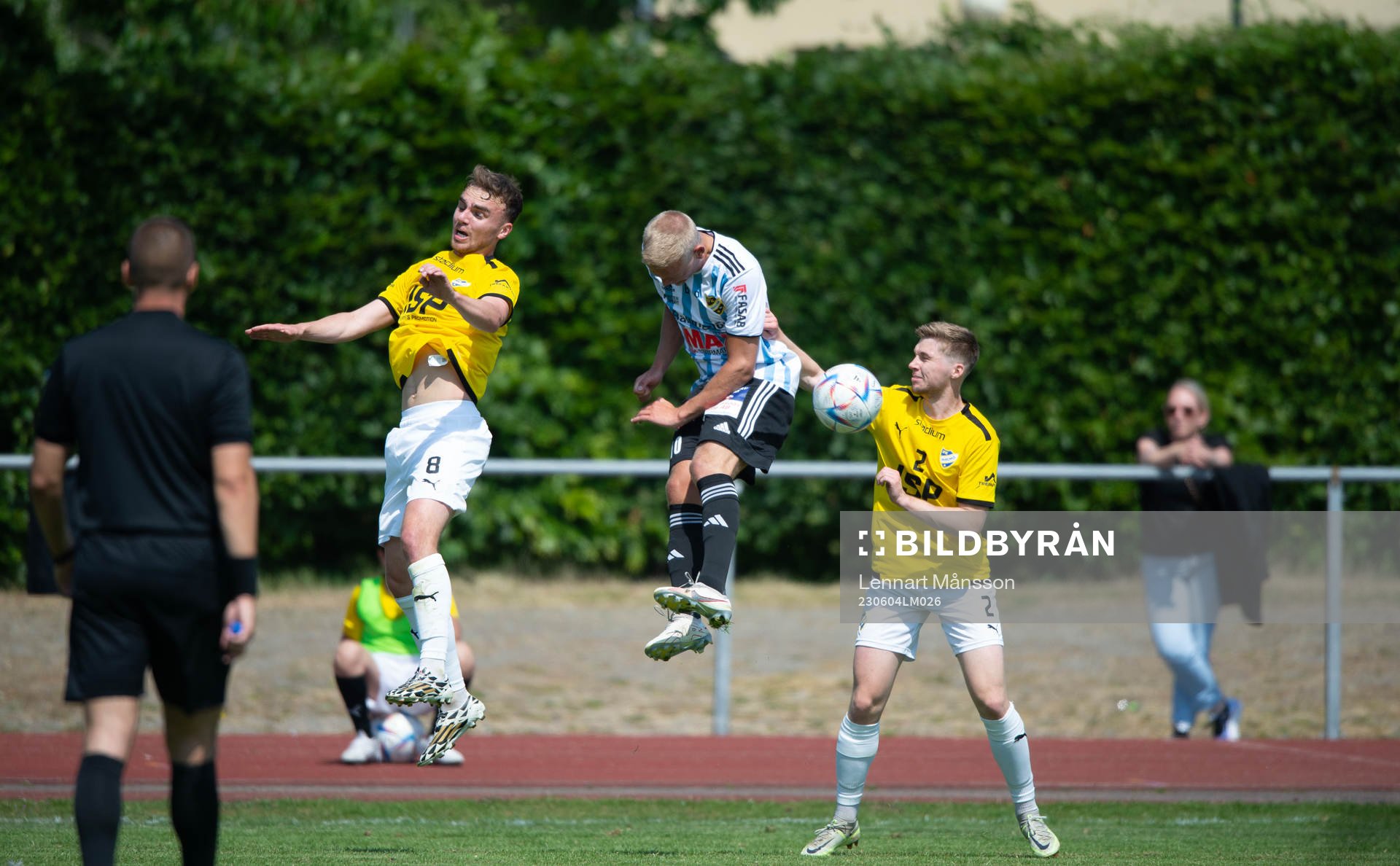 IFK Hässleholms Olle Kjellman Olblad nickduellerar med IFK