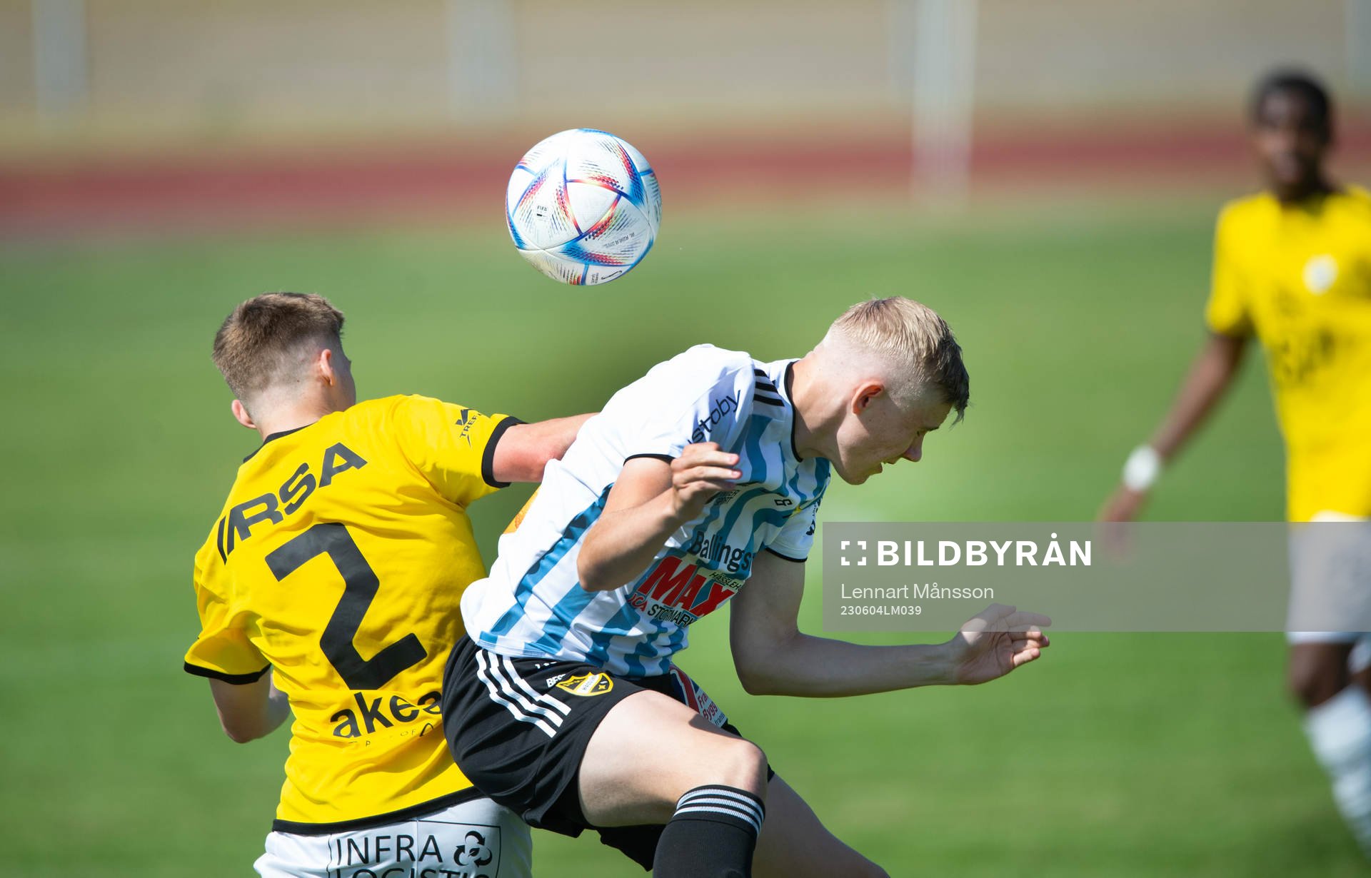 IFK Hässleholms Linus Roslund nickduellerar med IFK