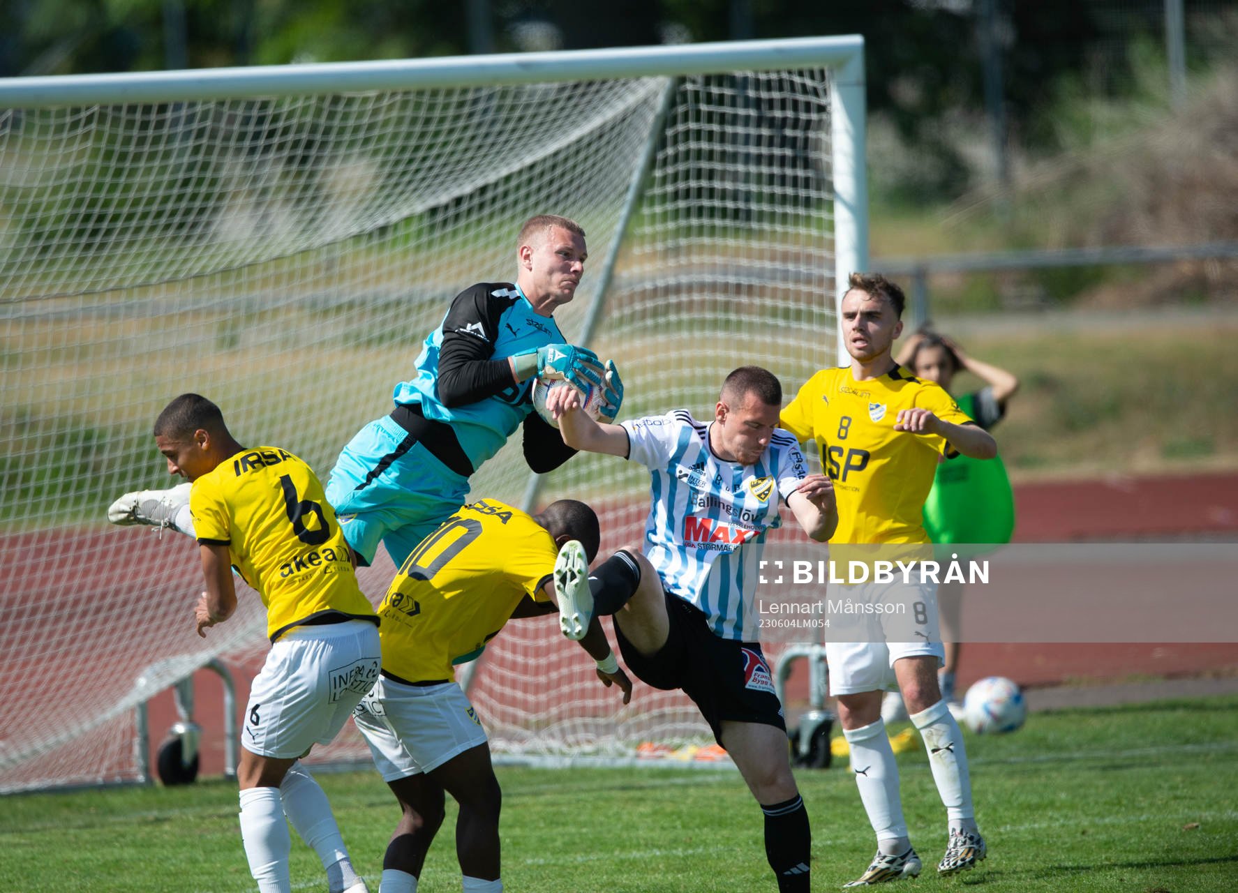 IFK Malmös målvakt Max Rundqvist greppar bollen i matchen