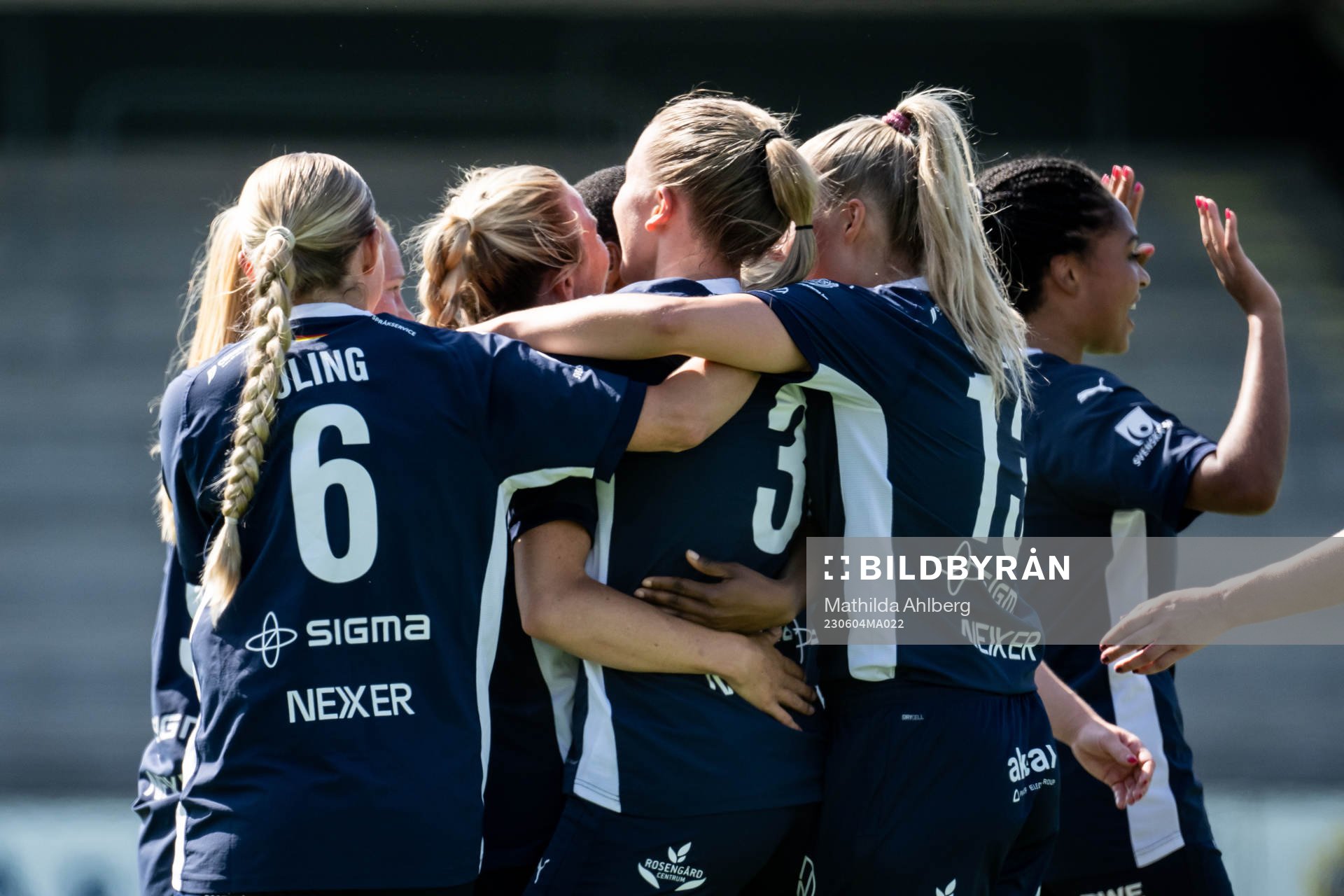 FC Rosengårds Jessica Wik jublar med lagkamrater