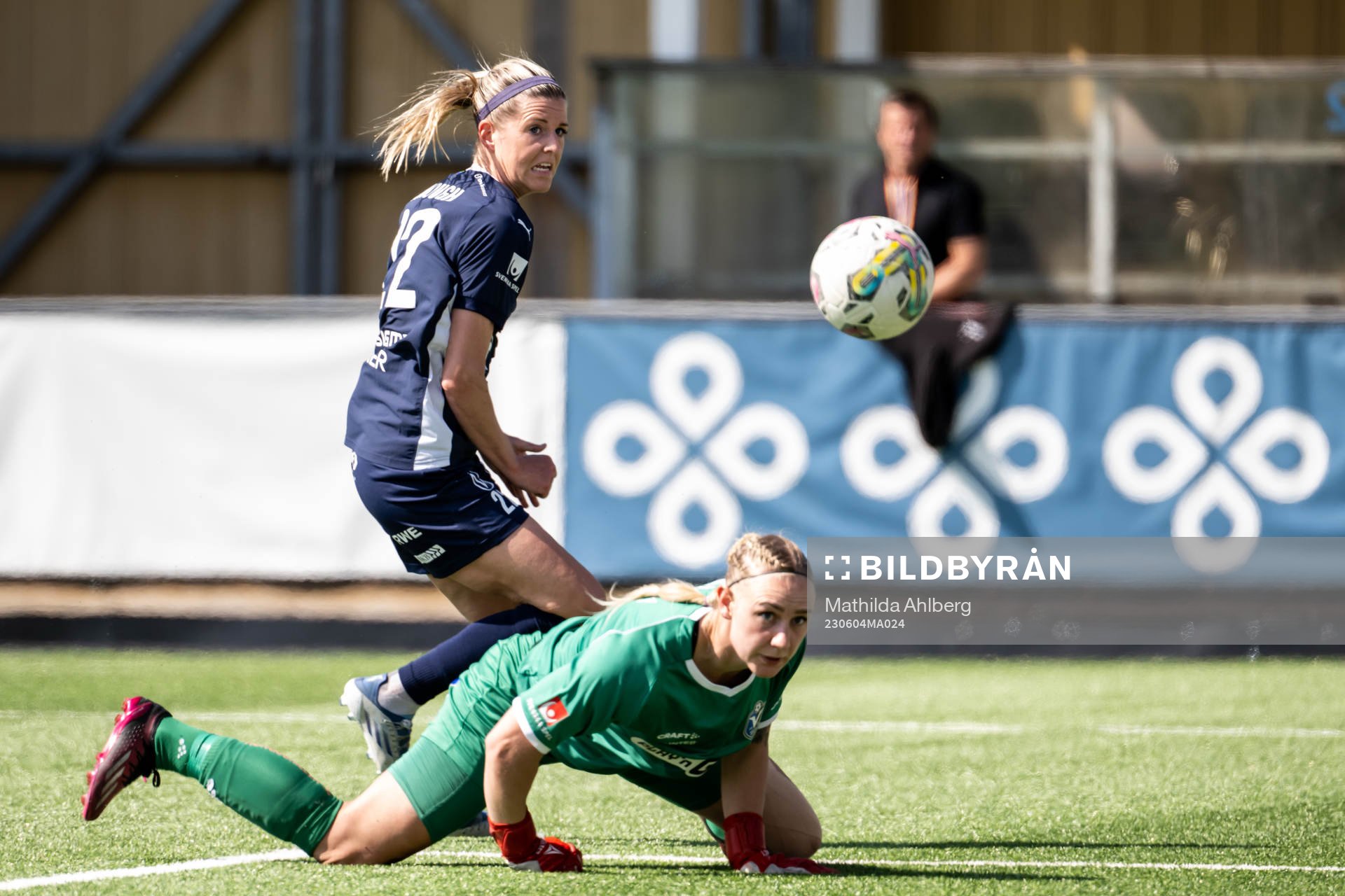 FC Rosengårds Olivia Schough och Växjö DFFs målvakt