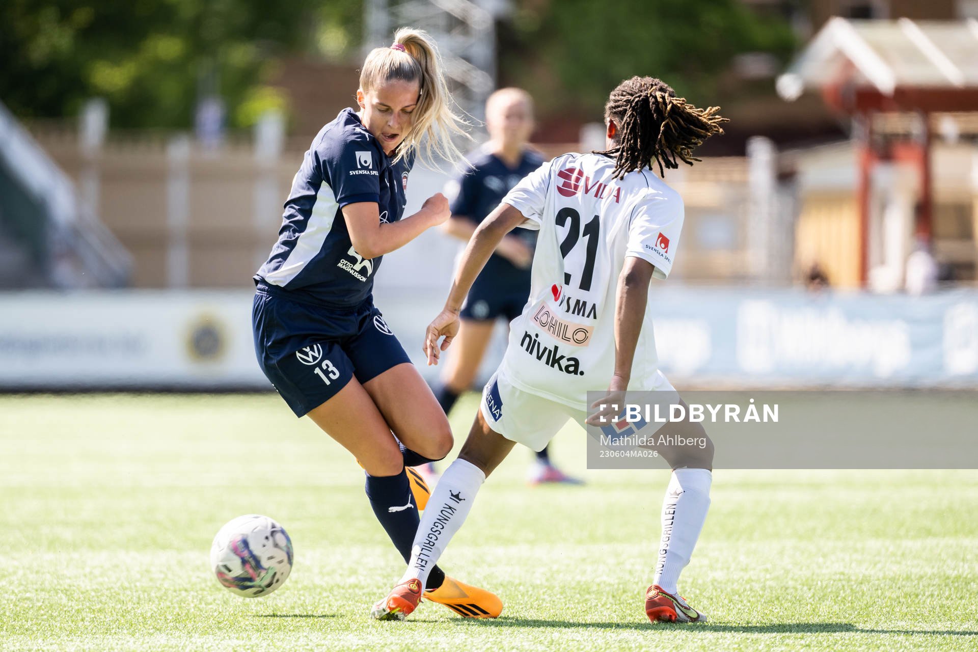 FC Rosengårds Olivia Holdt och Växjö DFFs Eva Dessislava