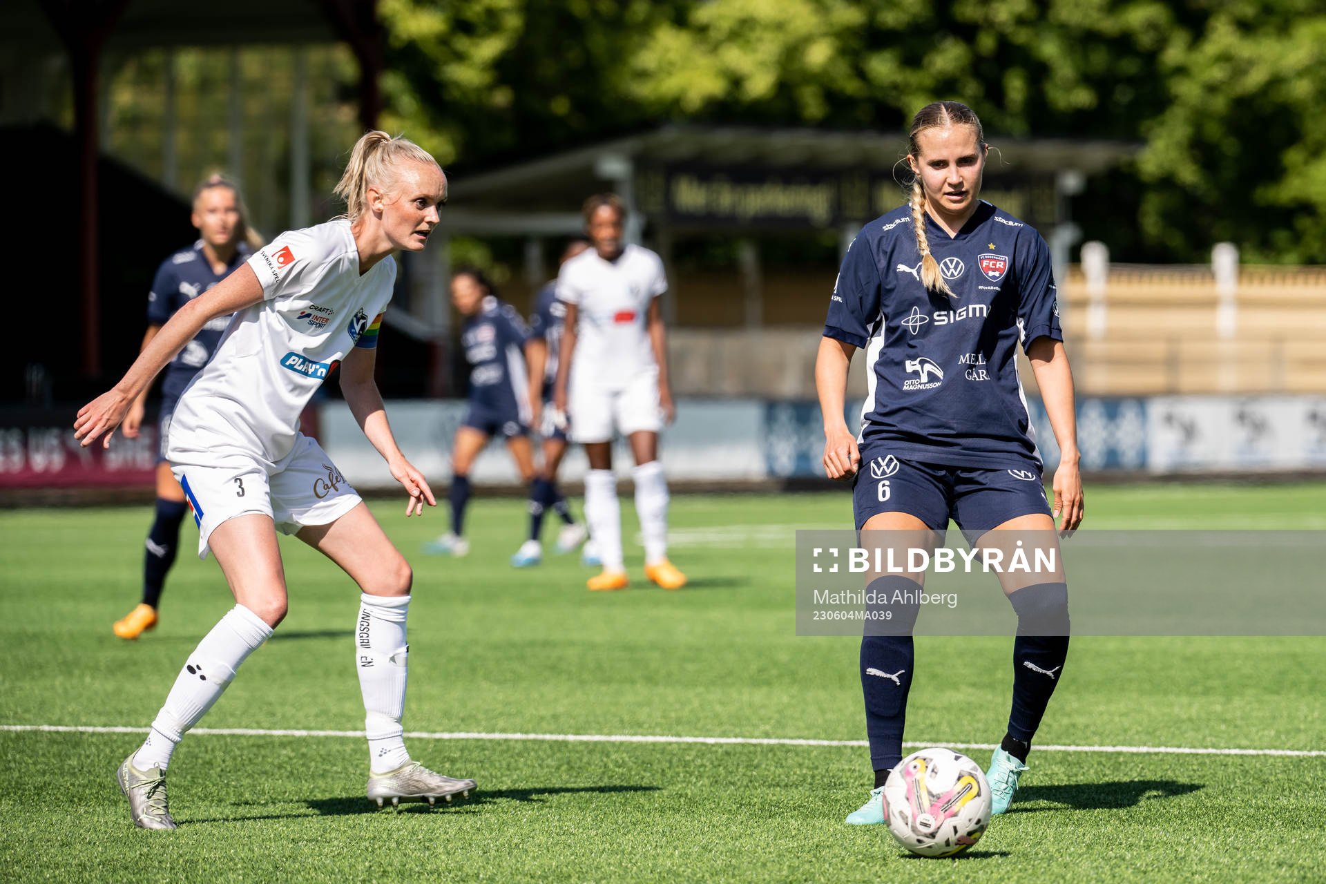 Växjö DFFs Emma Pennsäter och FC Rosengårds Ria Noora Minerva Öling under fotbollsmatchen i Damallsvenskan mellan FC Rosengård och Växjö DFF den 4 juni 2023 i Malmö.
