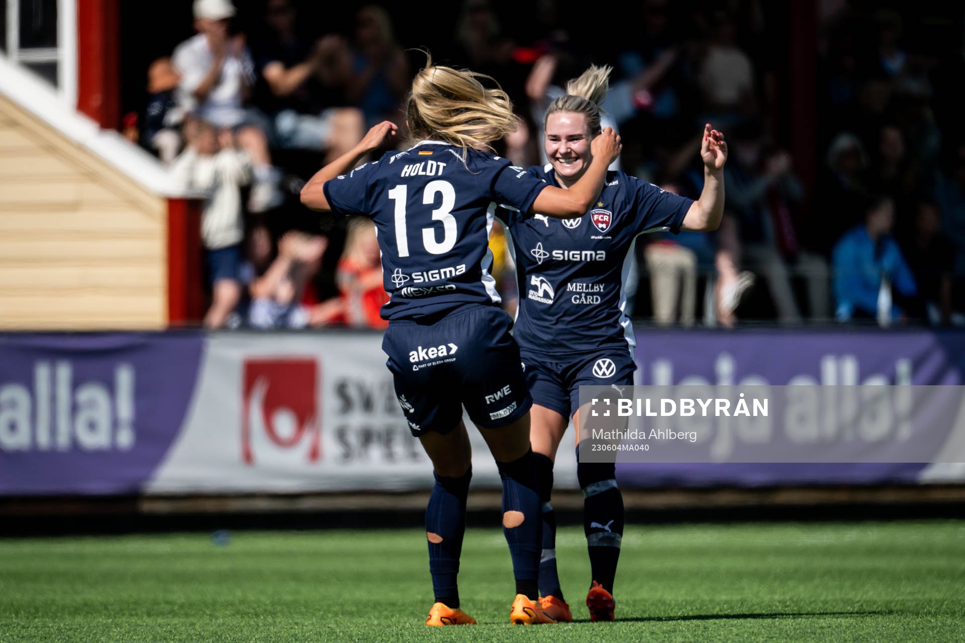 FC Rosengårds Olivia Holdt och Emma Jansson jublar