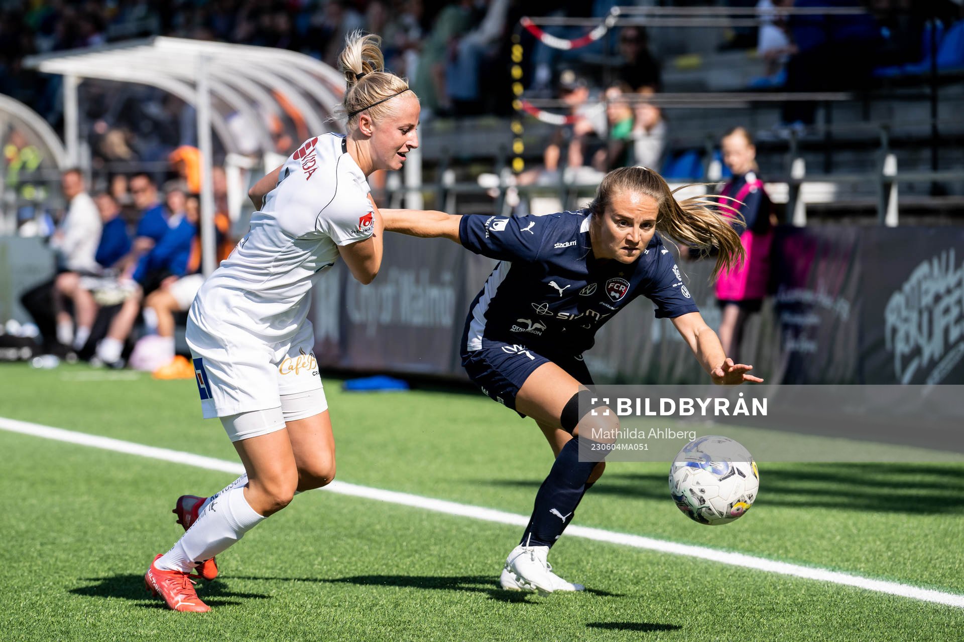 Växjö DFFs Hanna Stokki och FC Rosengårds Fiona Brown