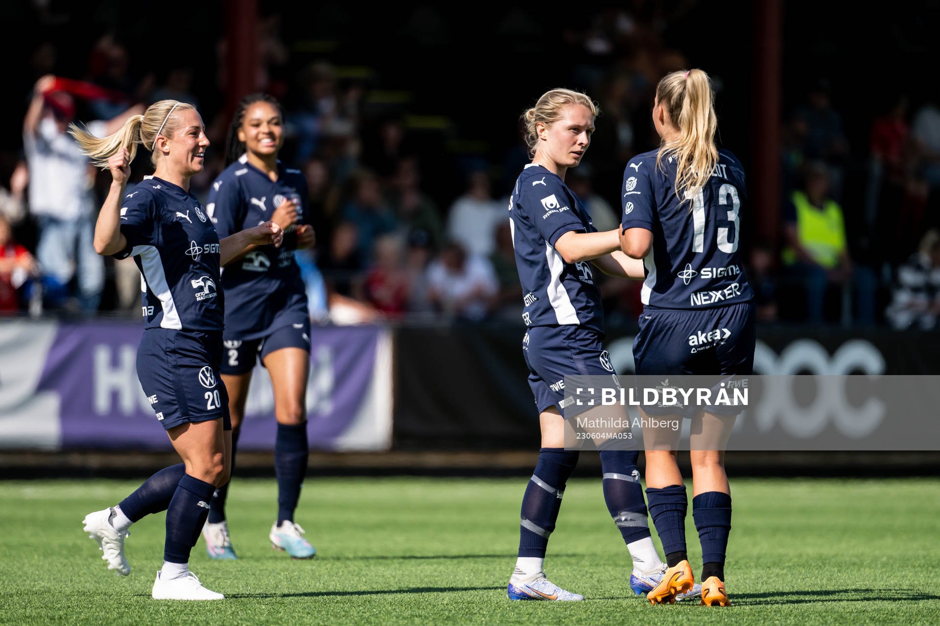 FC Rosengårds Emilia Larsson jublar med Mia Persson och