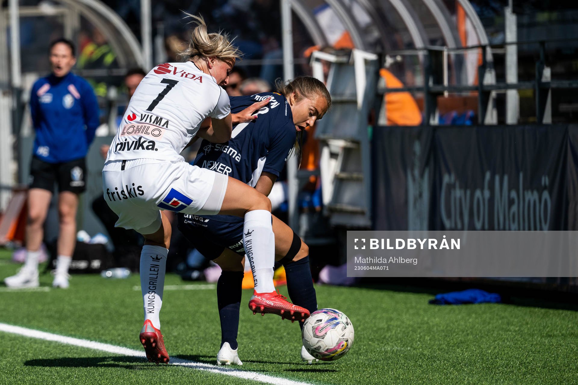 Växjö DFFs Hanna Stokki och FC Rosengårds Fiona Brown