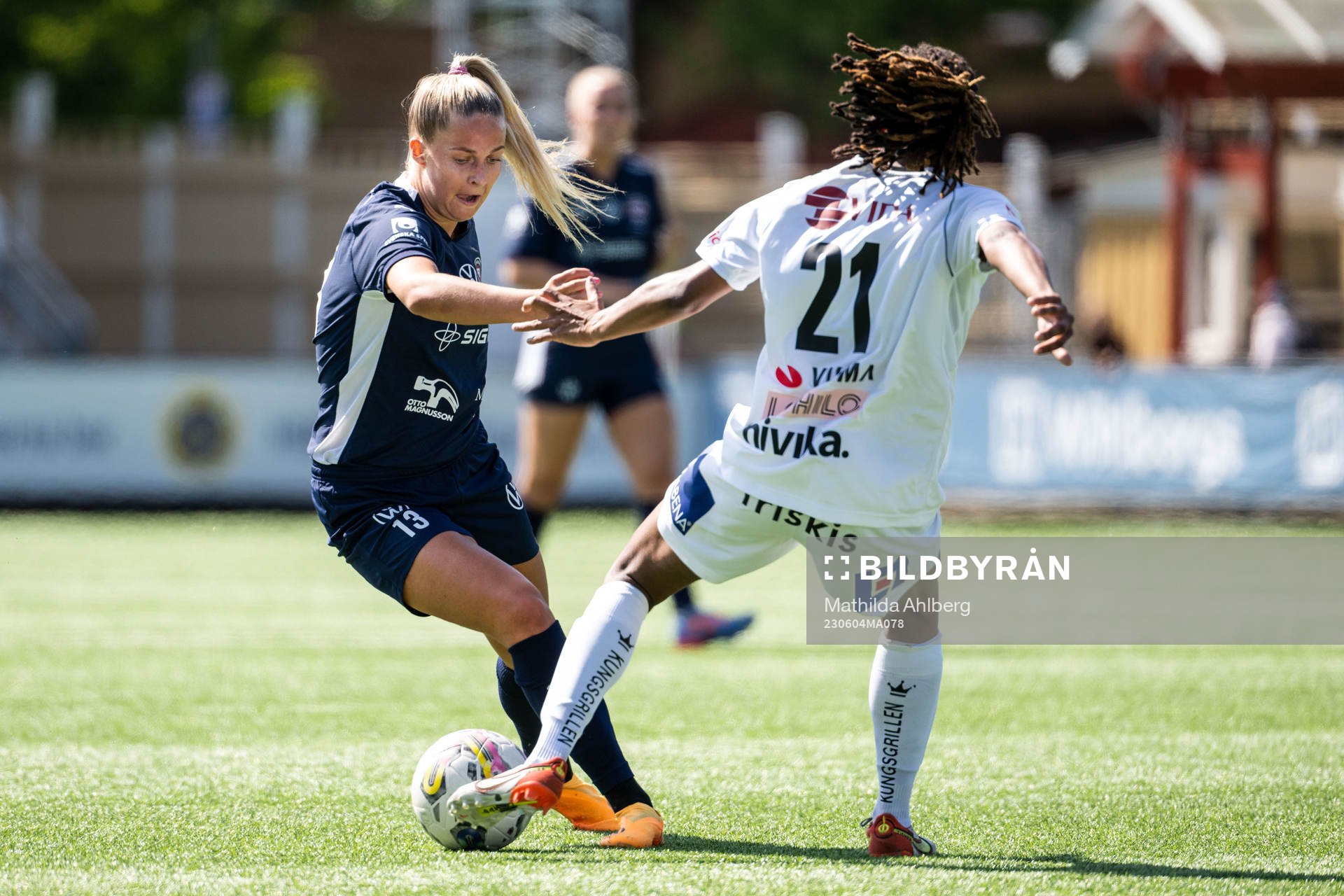 FC Rosengårds Olivia Holdt och Växjö DFFs Eva Dessislava