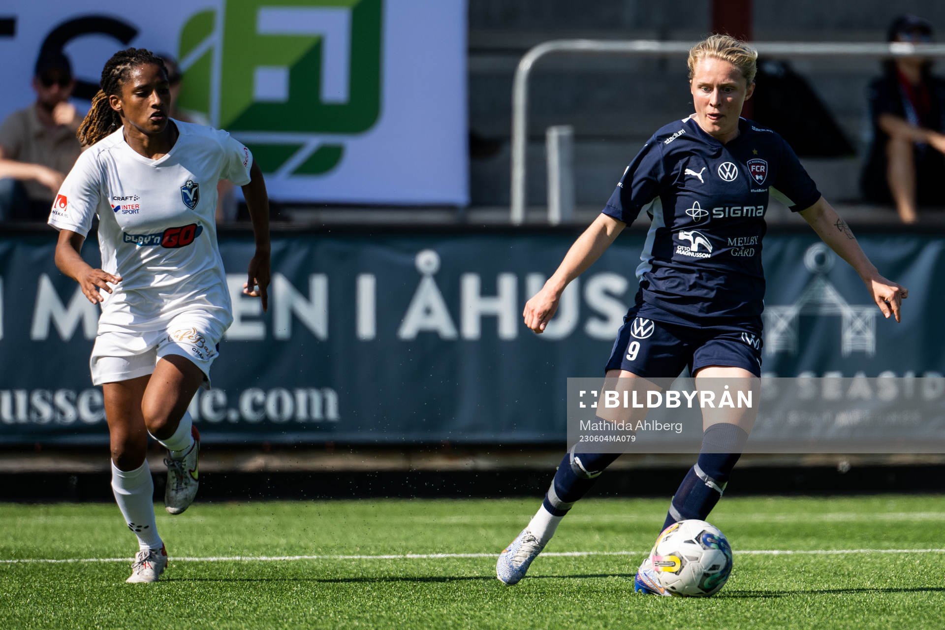Växjö DFFs Eva Dessislava Dupuy och FC Rosengårds Emilia