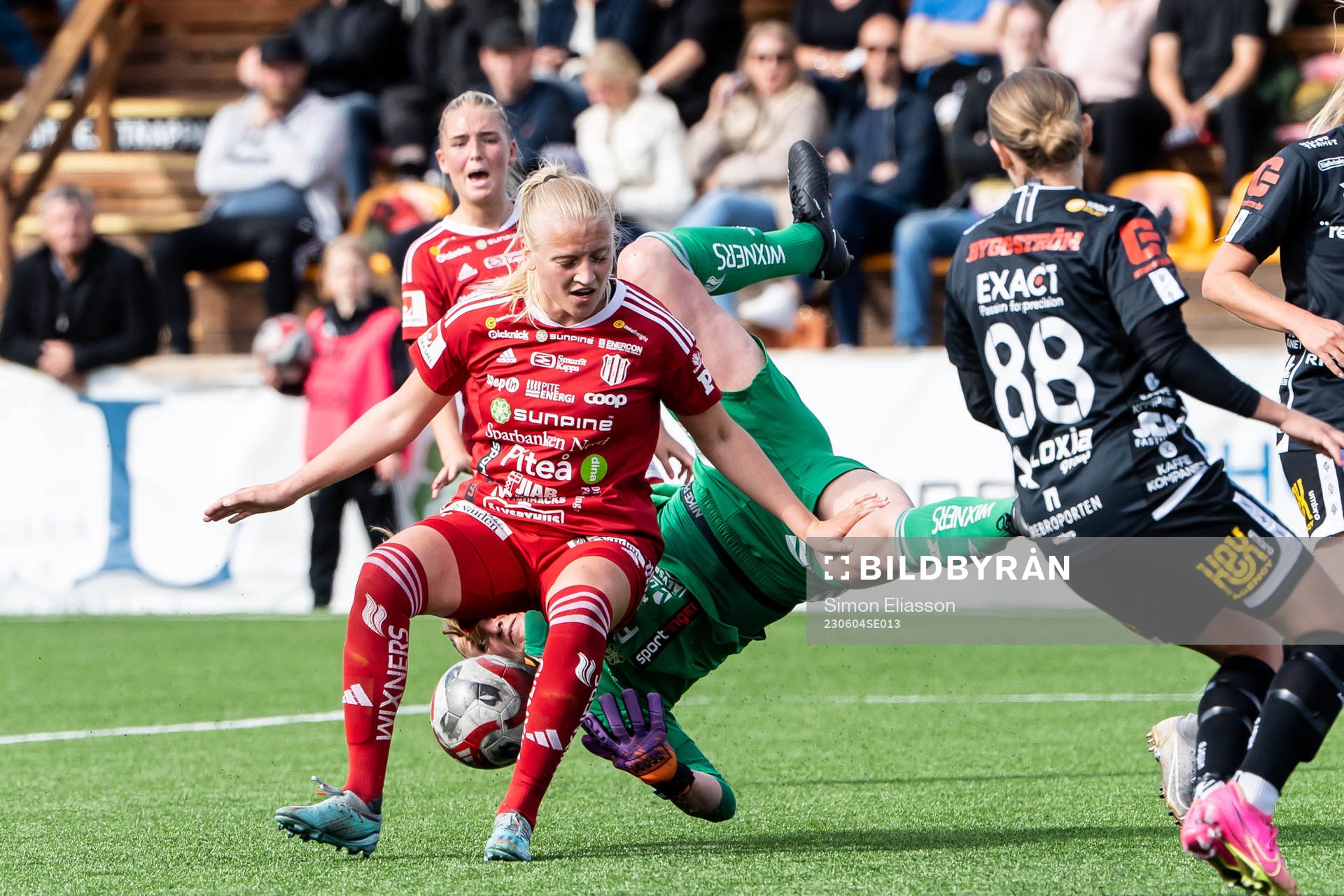 Piteås Wilma Carlsson och målvakt Samantha Leshnak Murphy