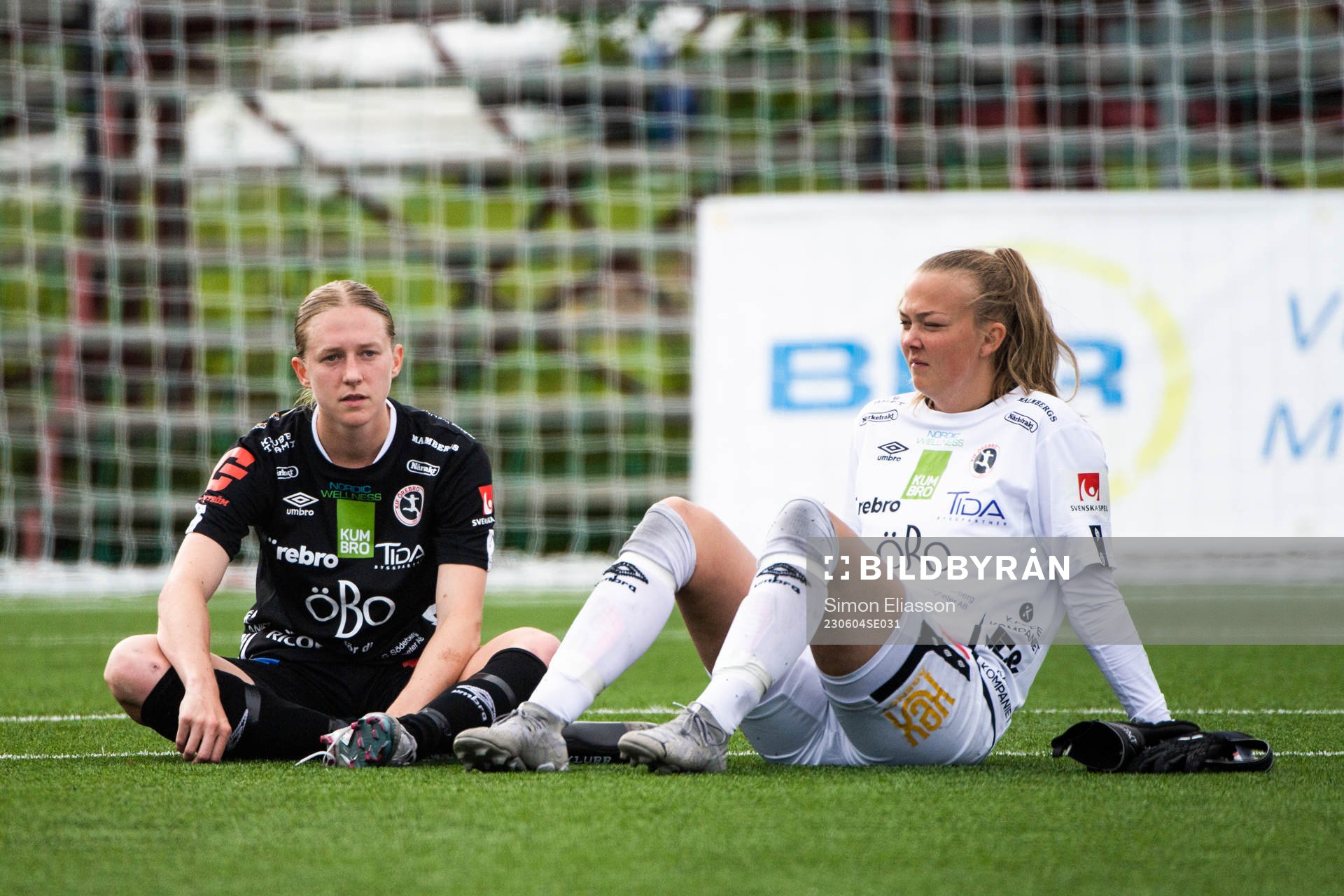Örebros Audrey Harding och målvakt Clara Ekstrand deppar