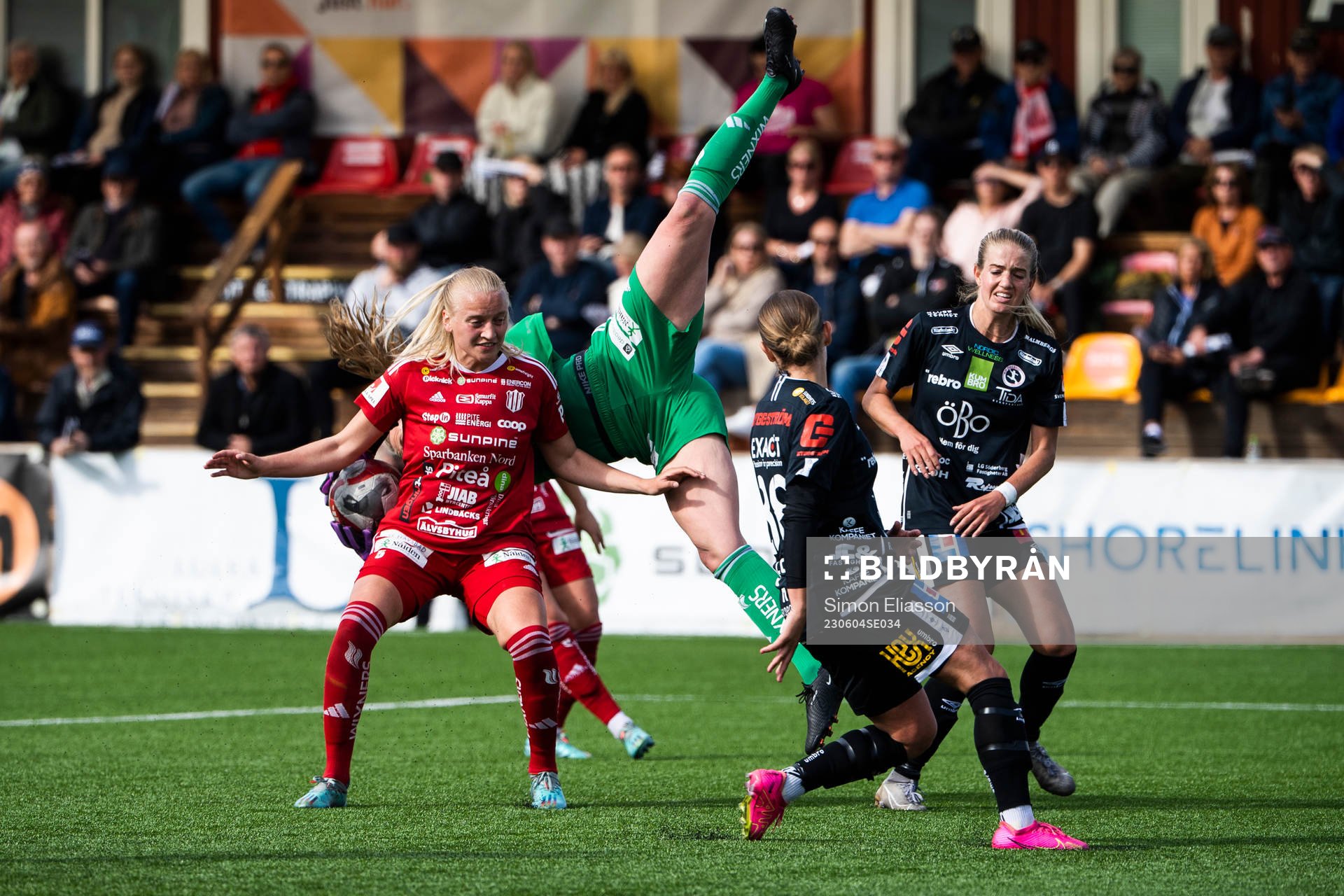 Piteås Wilma Carlsson och målvakt Samantha Leshnak Murphy