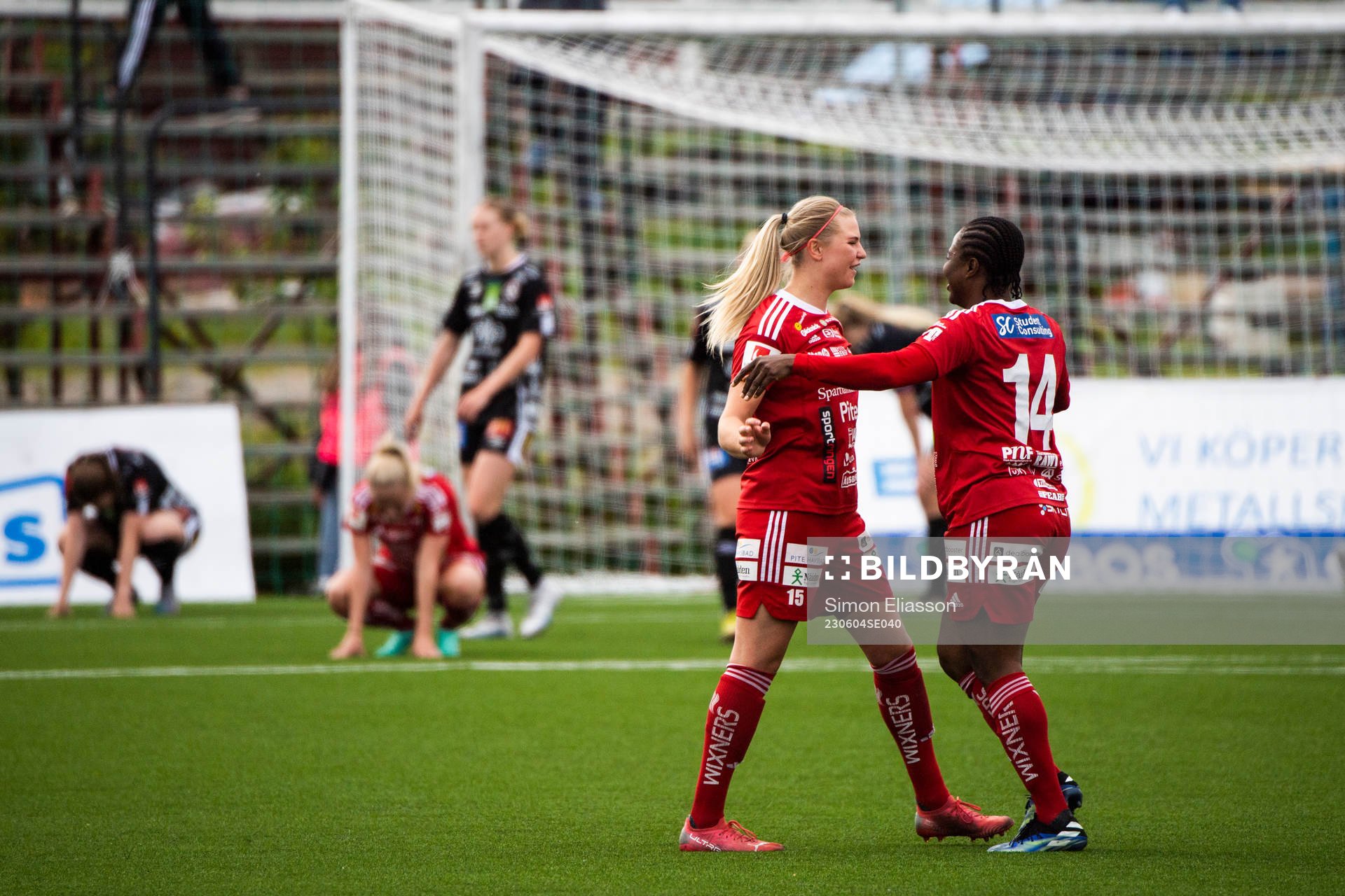 Piteås Ellen Löfqvist och Faith Ikidi Michael jublar