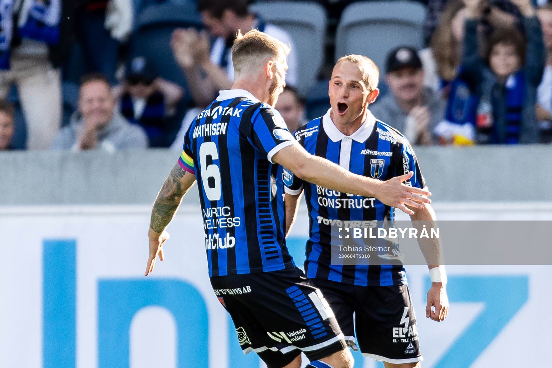 Sirius Aron Bjarnason jublar