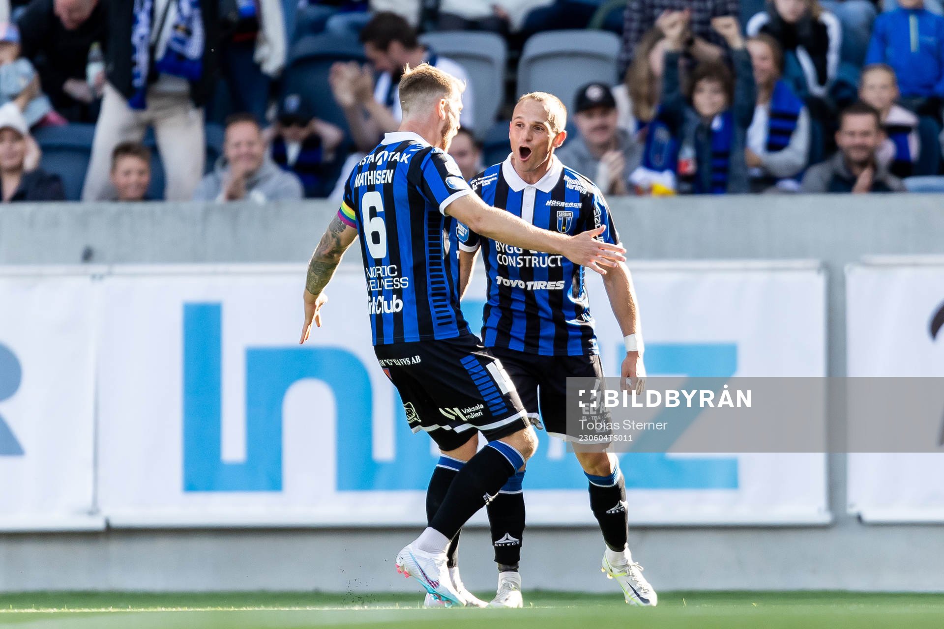 Sirius Aron Bjarnason jublar