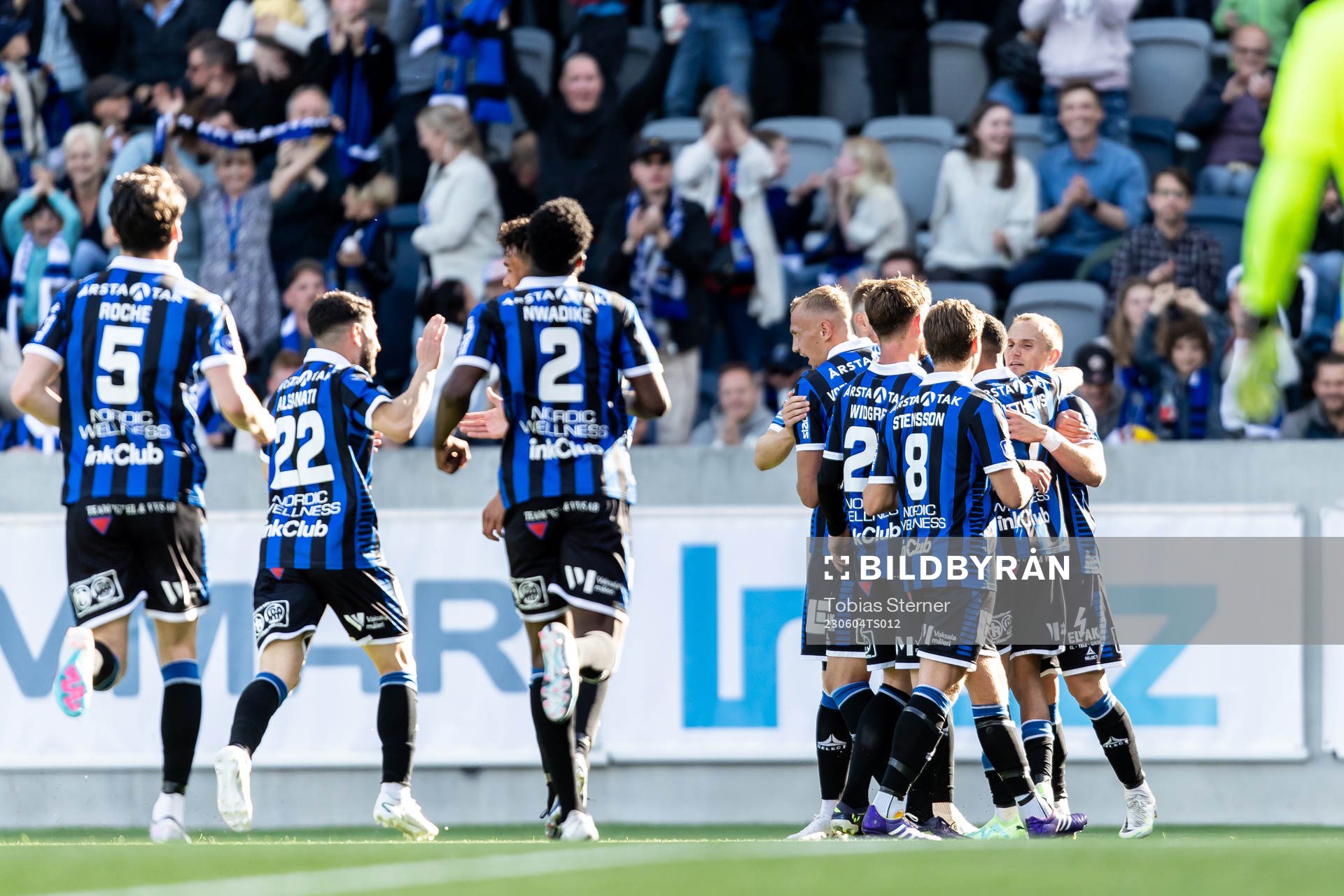 Sirius Aron Bjarnason jublar med lagkamrater