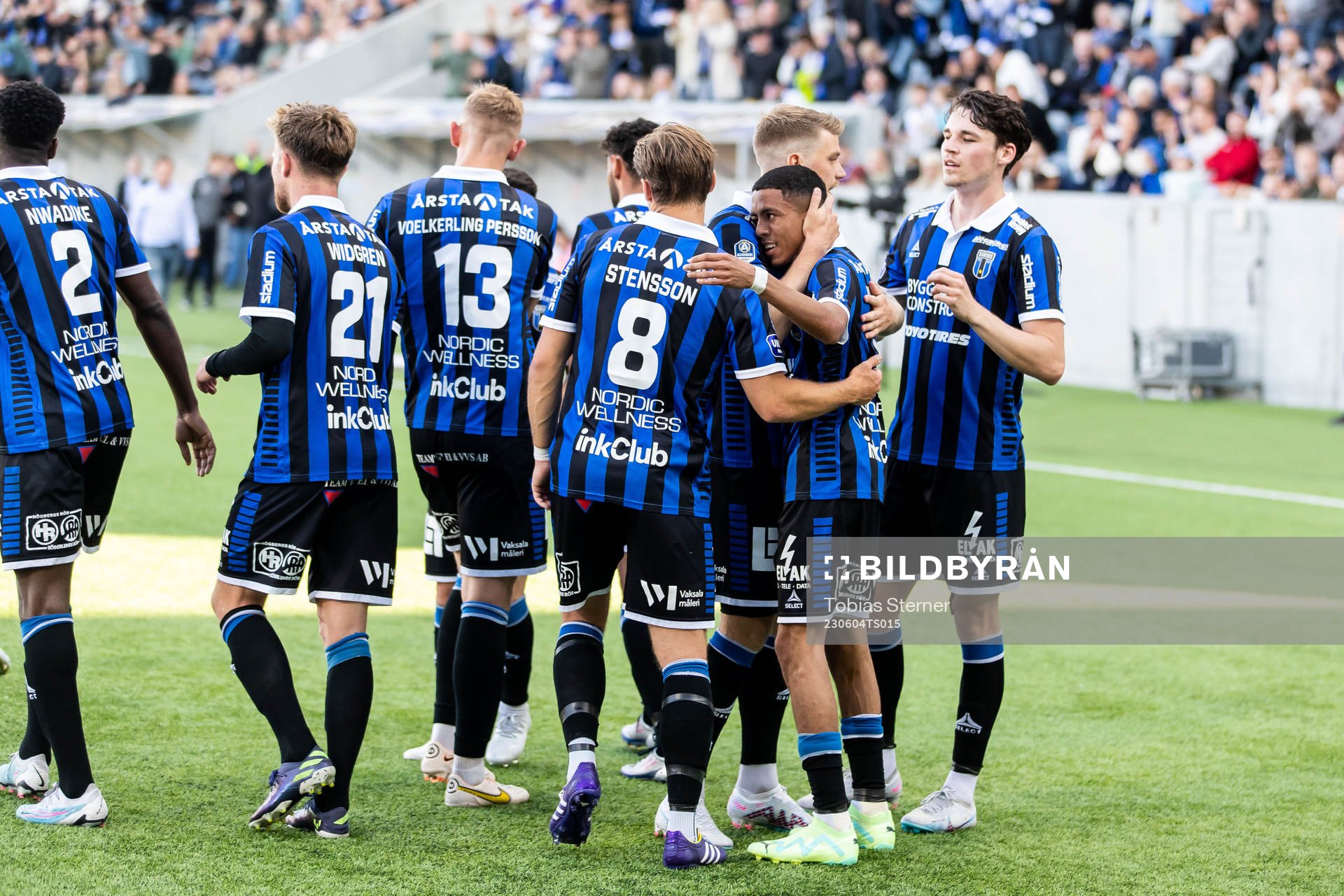 Sirius Tashreeq Matthews jublar med lagkamrater