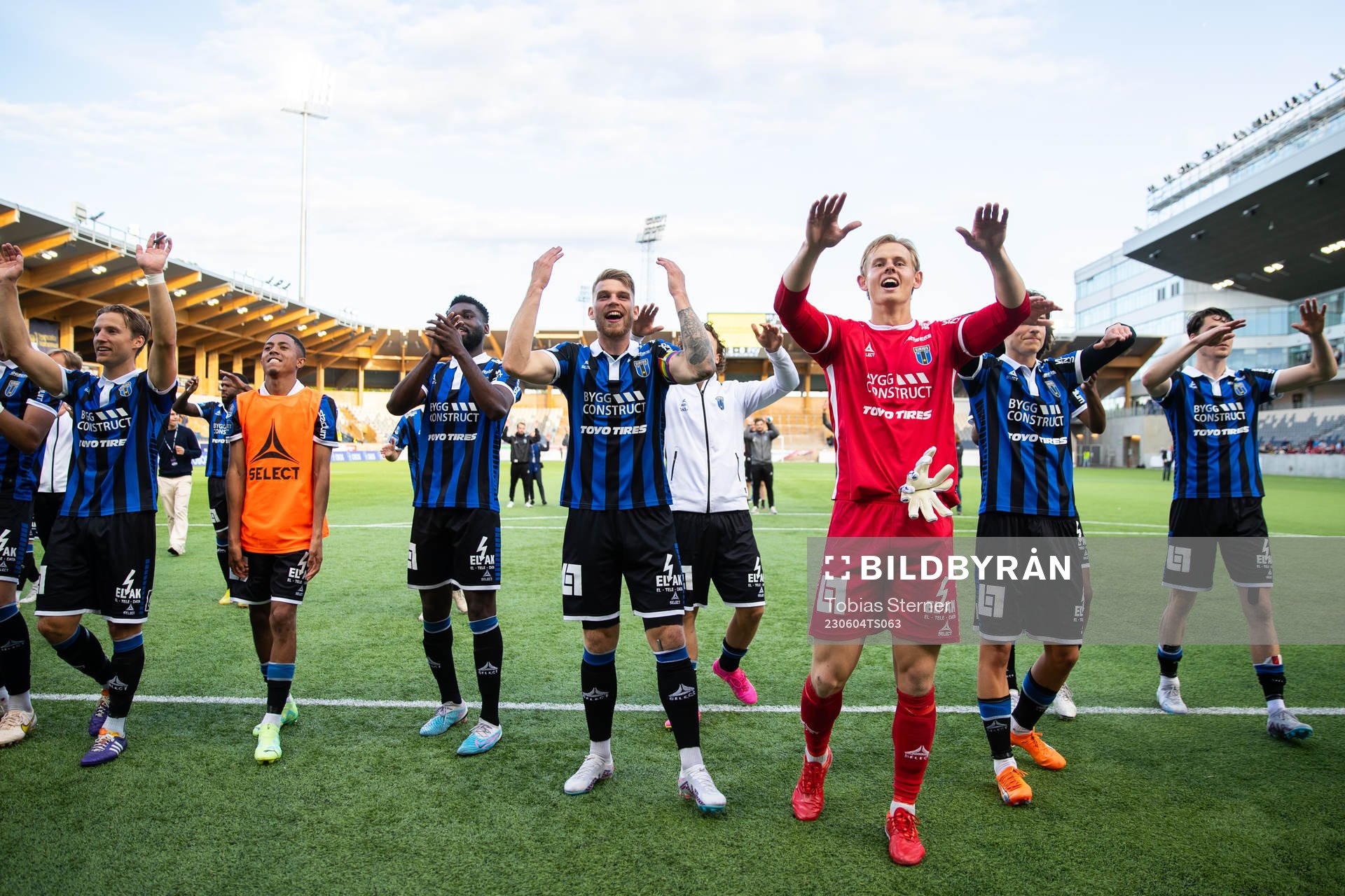 Marcus Klingenberg Mathisen och målvakt Jakob Tånnander jublar med lagkamrater efter fotbollsmatchen i Allsvenskan mellan Sirius och Värnamo den 4 juni 2023 i Uppsala.
