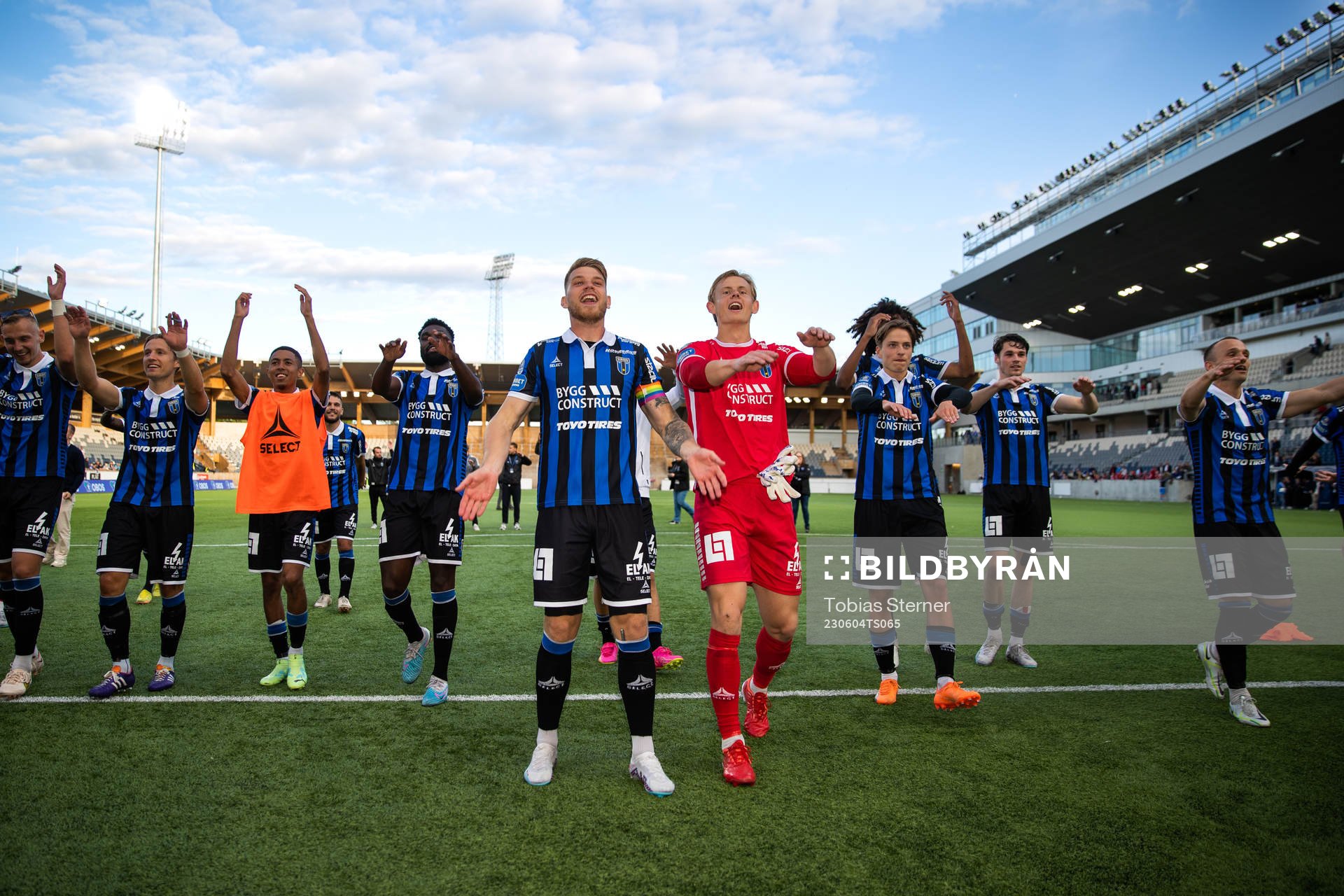Marcus Klingenberg Mathisen och målvakt Jakob Tånnander jublar med lagkamrater efter fotbollsmatchen i Allsvenskan mellan Sirius och Värnamo den 4 juni 2023 i Uppsala.