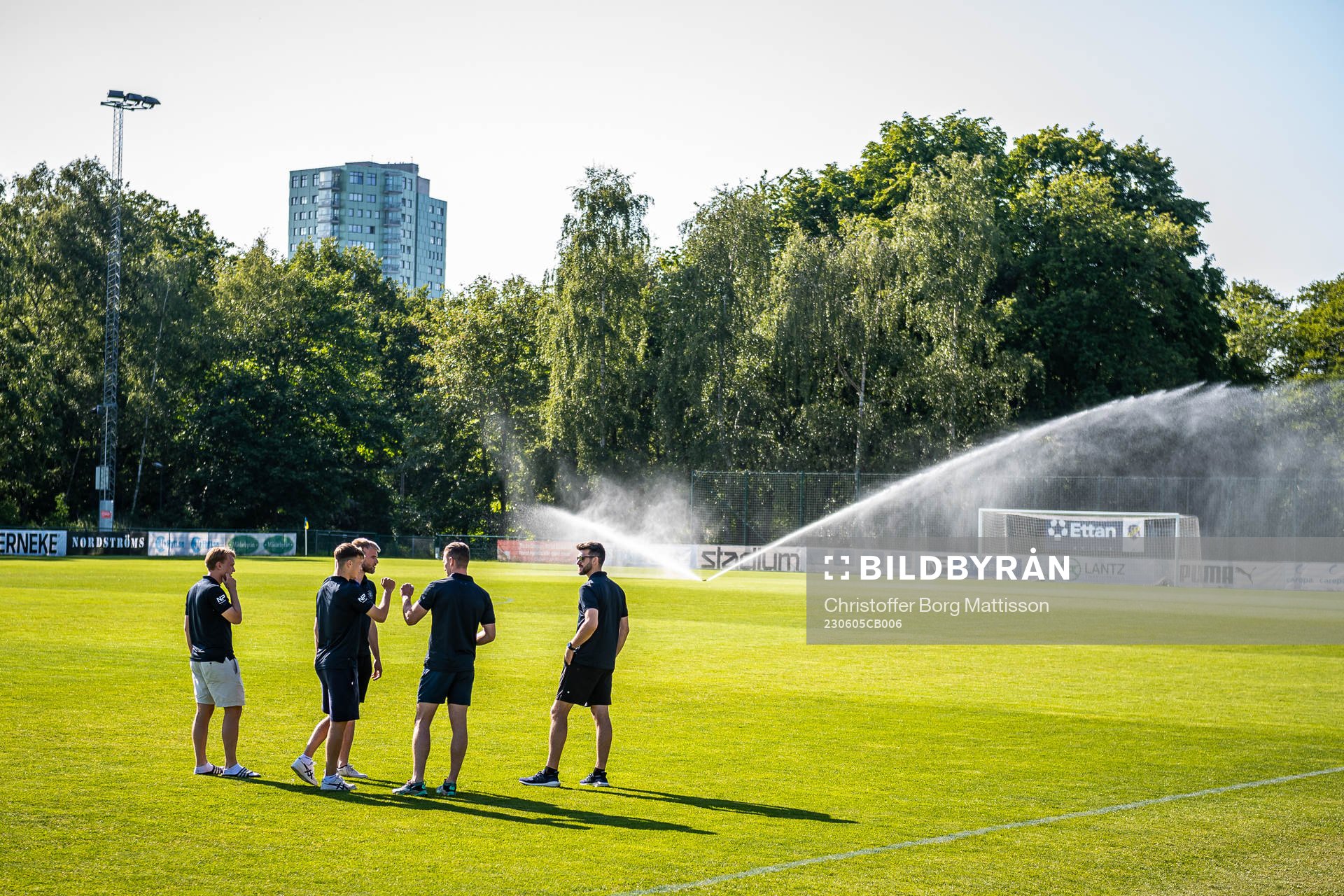 Ängelholms spelare känner på gräsmattan på Harlyckans