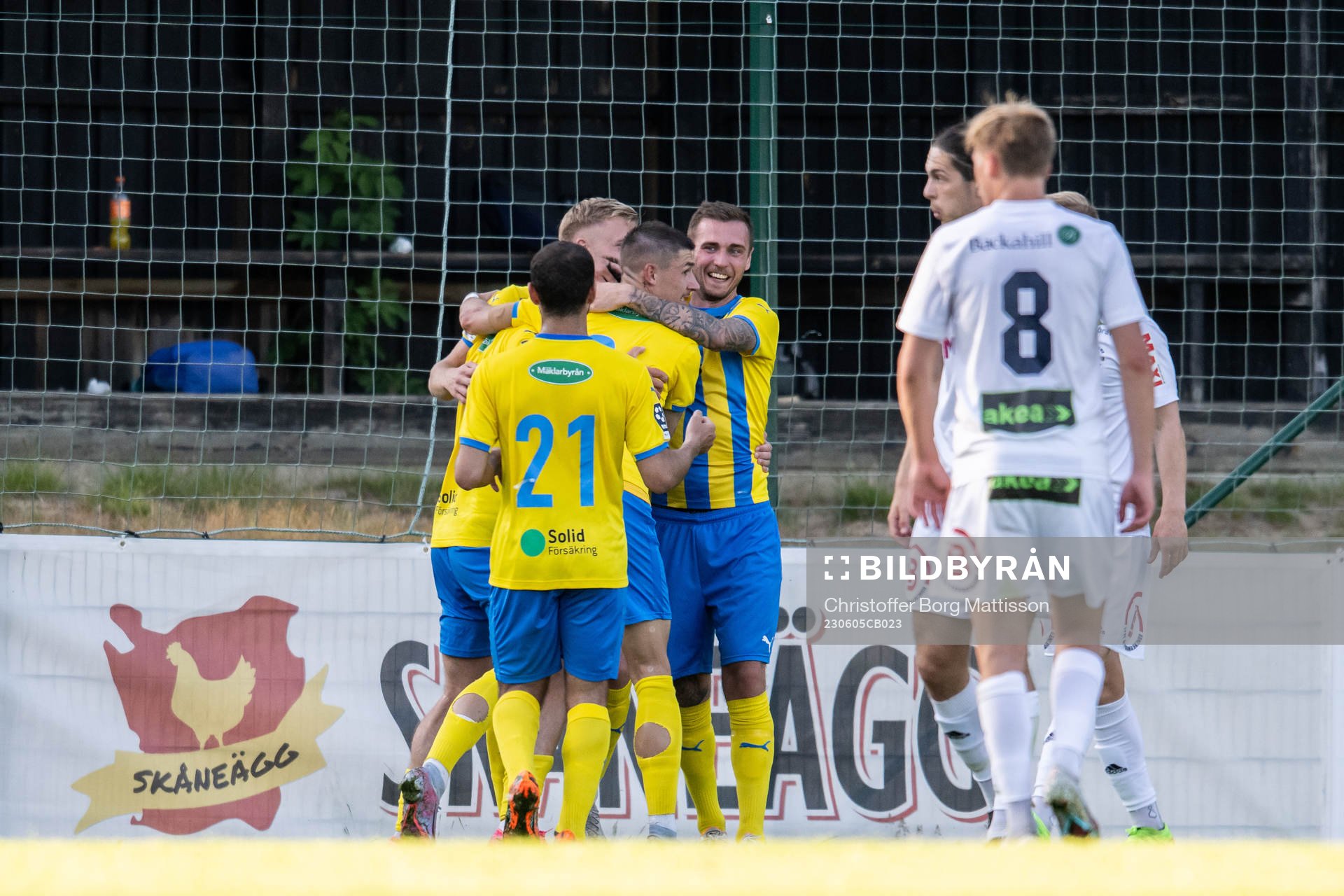 Eskilsminne IFs Lucas Ohlander jublar med lagkamrater