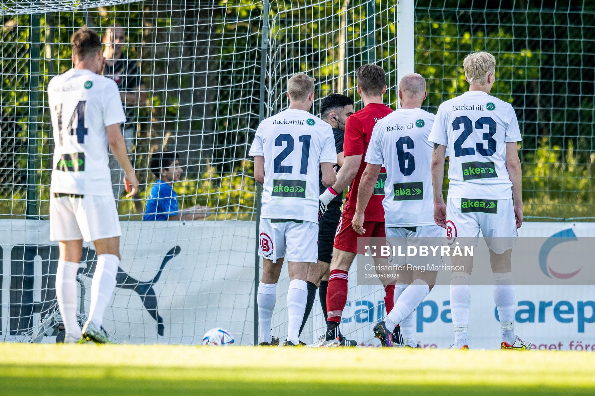 Ängelholms spelare i samtal med domare George Jansizian efter 1-0 under fotbollsmatchen i Division 1 Södra mellan Eskilsminne IF och Ängelholm den 5 juni 2023 i Helsingborg.