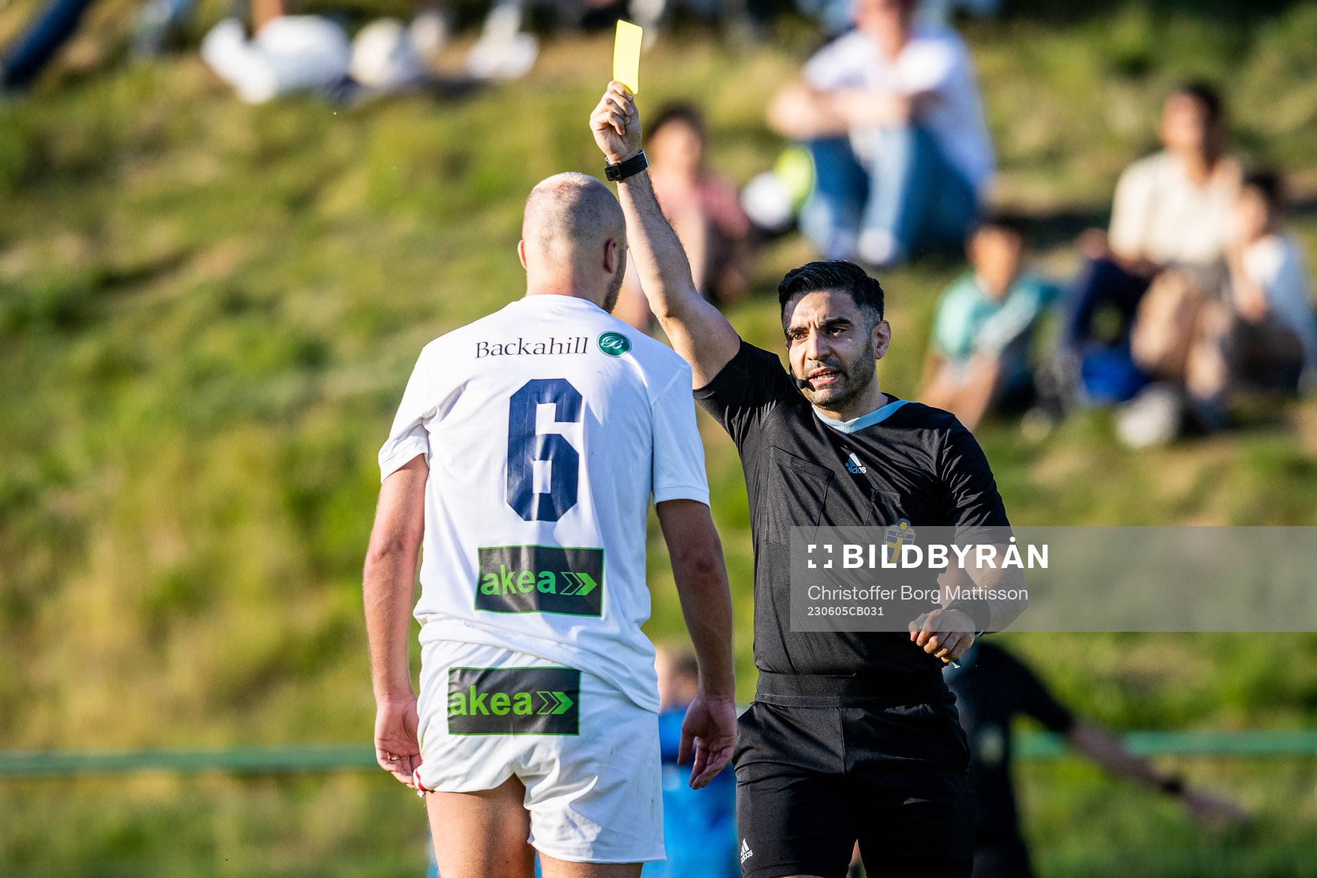 Domare George Jansizian ger gult kort till Ängelholms