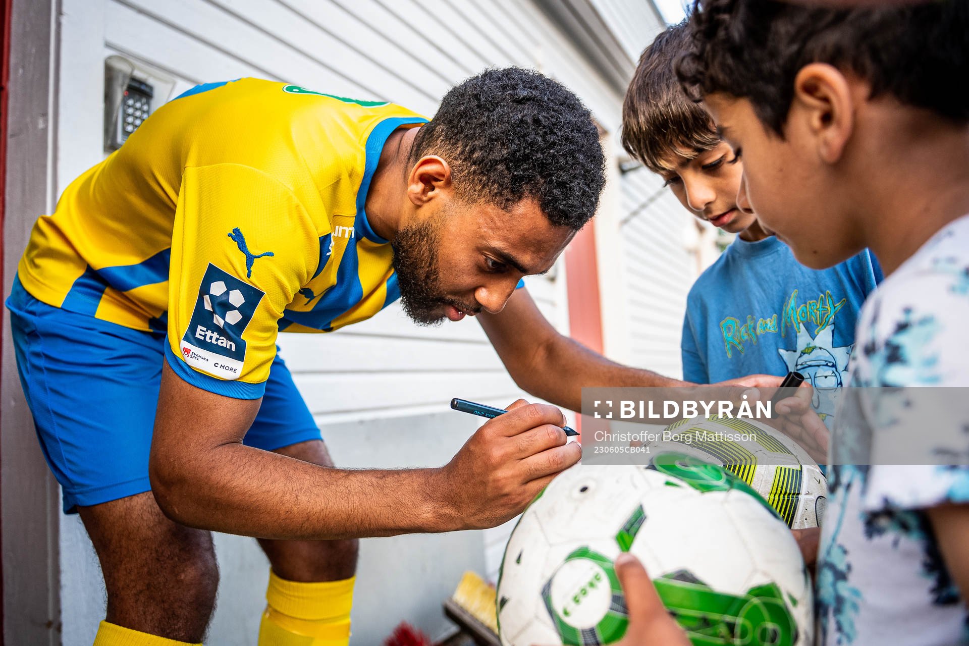 Eskilsminne IFs Yonathan Getachew ger autografer