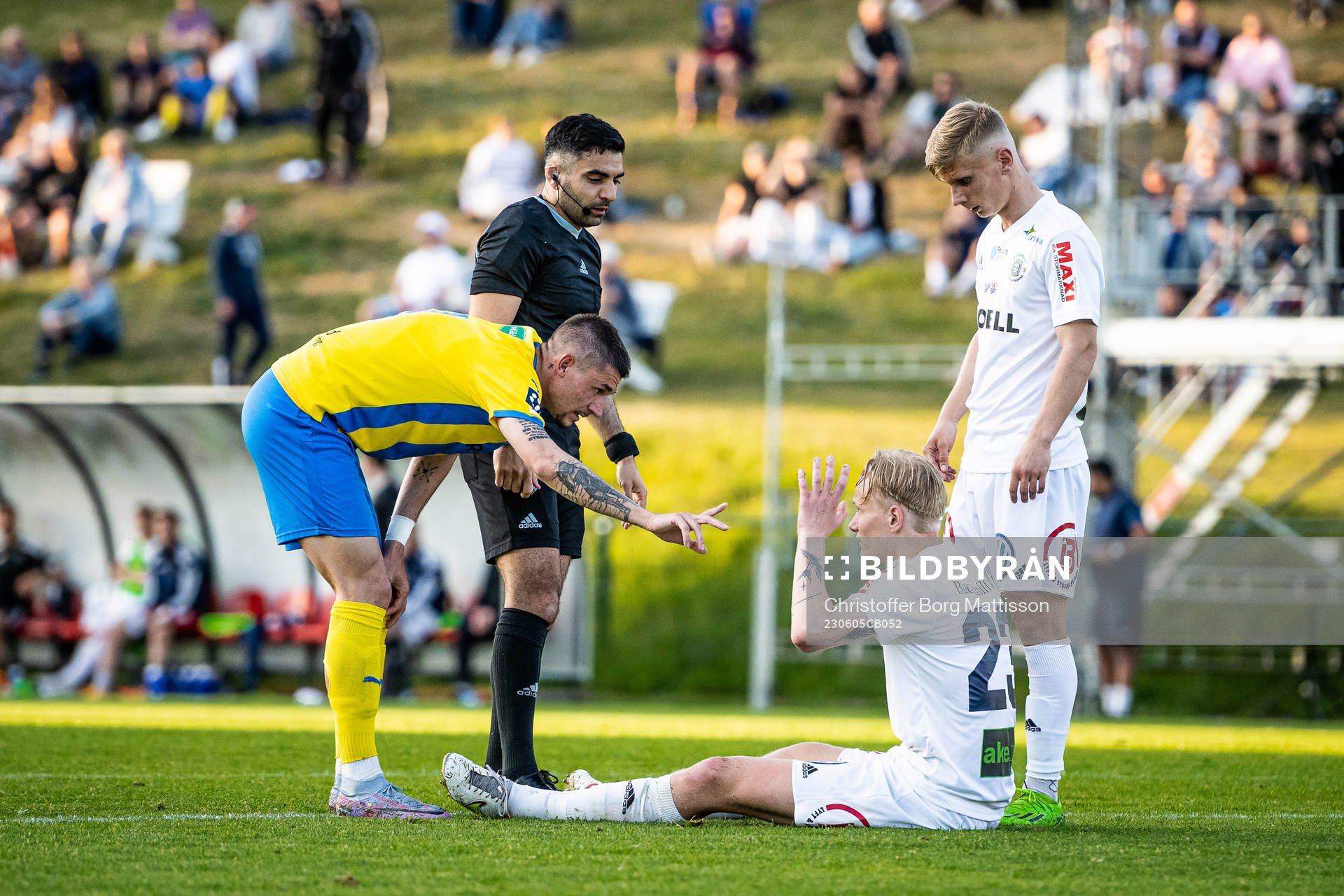 Eskilsminne IFs André Reinholdsson och domare George