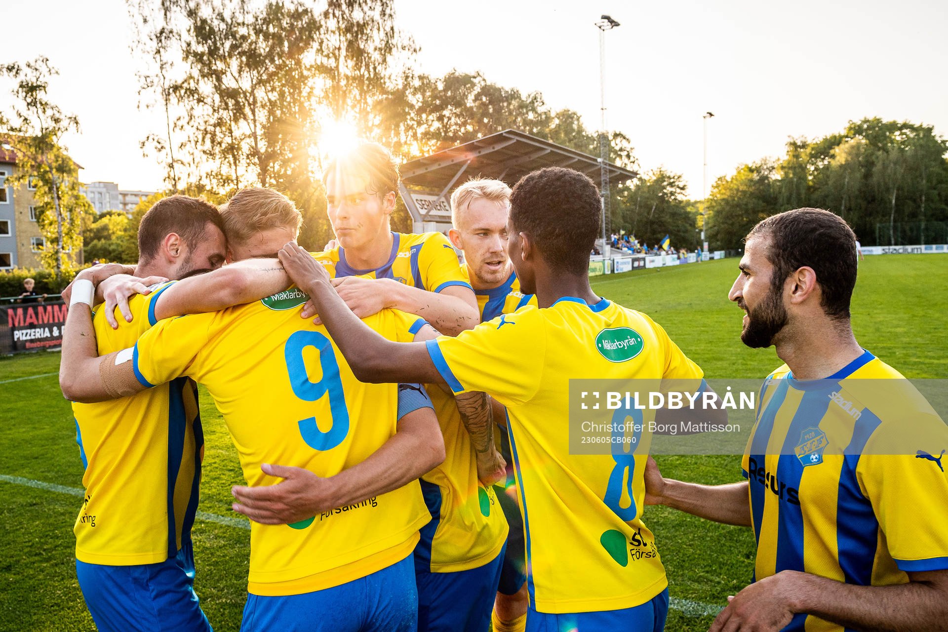 Eskilsminne IFs André Reinholdsson jublar med lagkamrater efter 3-0 under fotbollsmatchen i Division 1 Södra mellan Eskilsminne IF och Ängelholm den 5 juni 2023 i Helsingborg.